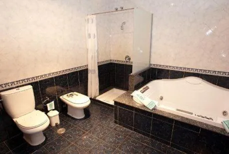 Bathroom in HOTEL HOLIDAY camino de Santiago por la costa