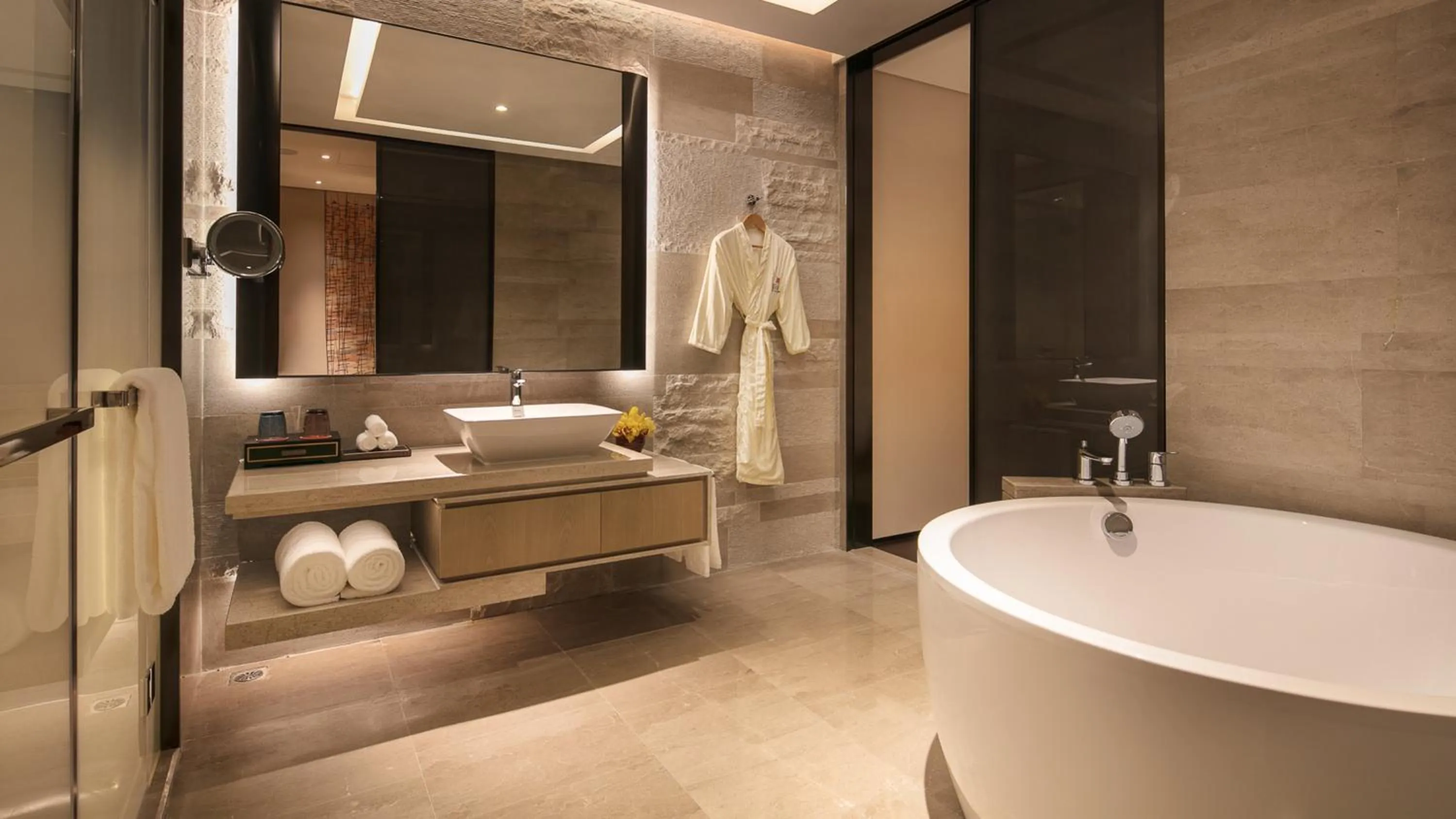 Photo of the whole room in HUALUXE Xiamen Haicang Habour View