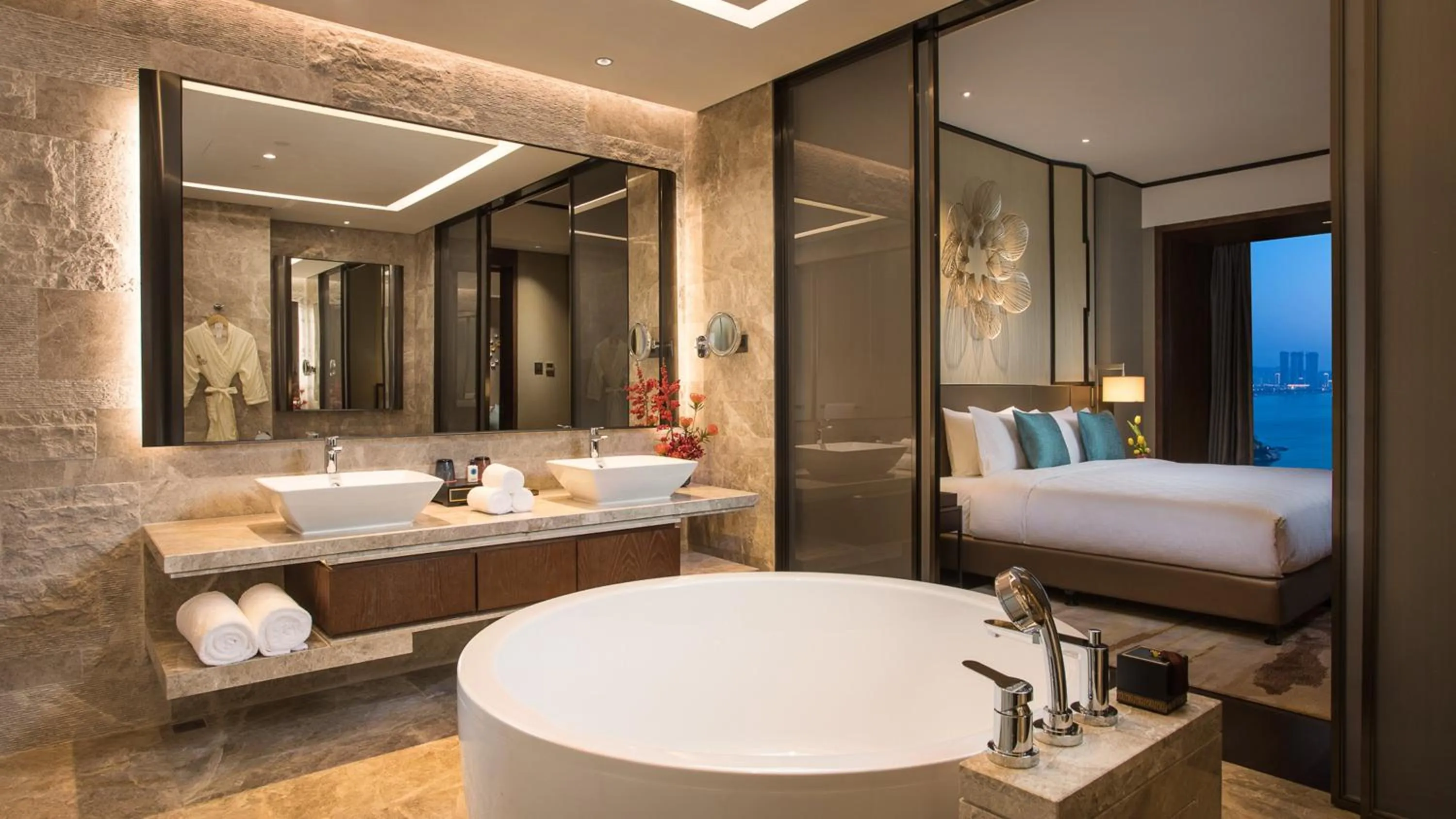 Photo of the whole room in HUALUXE Xiamen Haicang Habour View