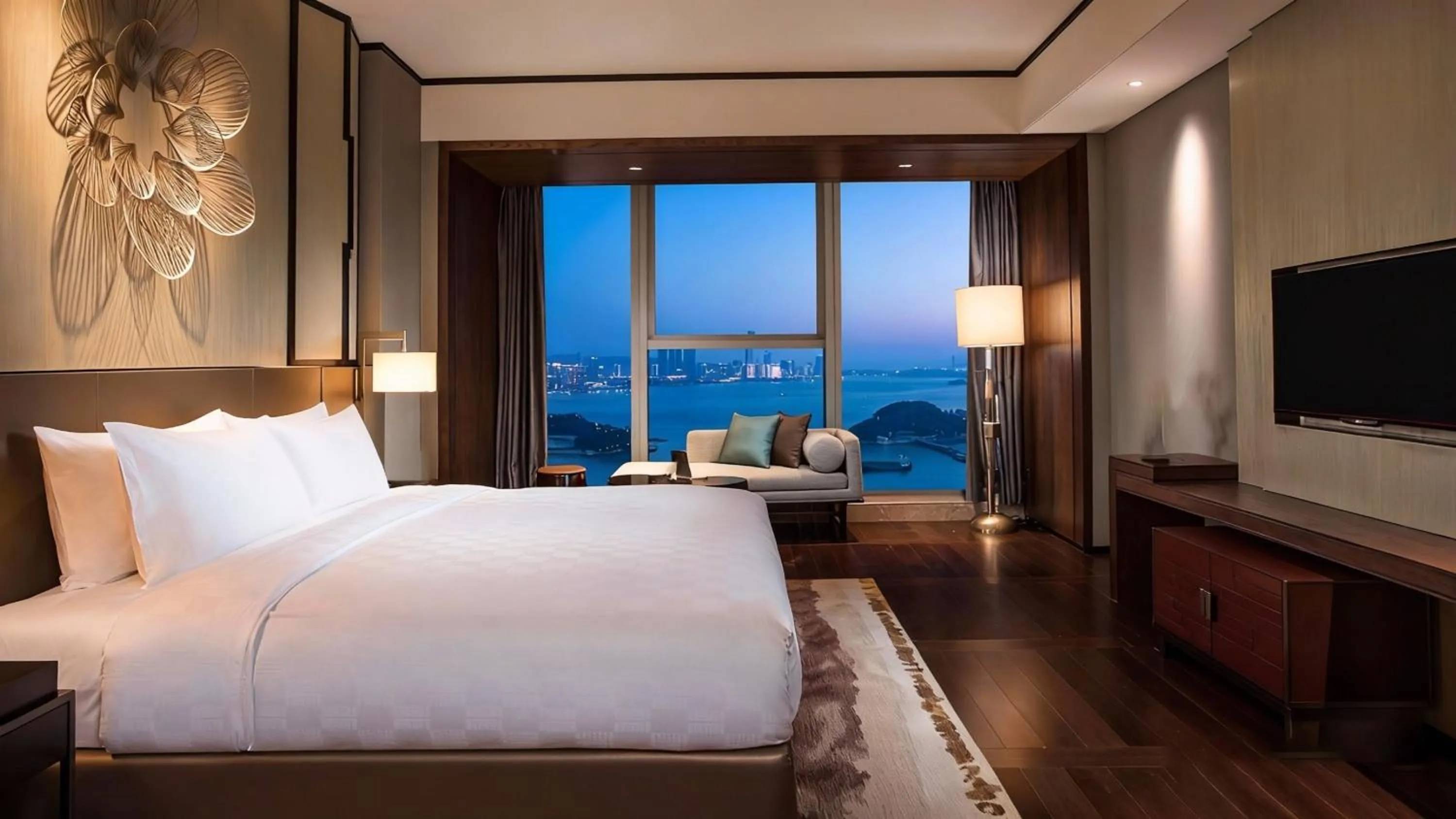 Photo of the whole room, Bed in HUALUXE Xiamen Haicang Habour View
