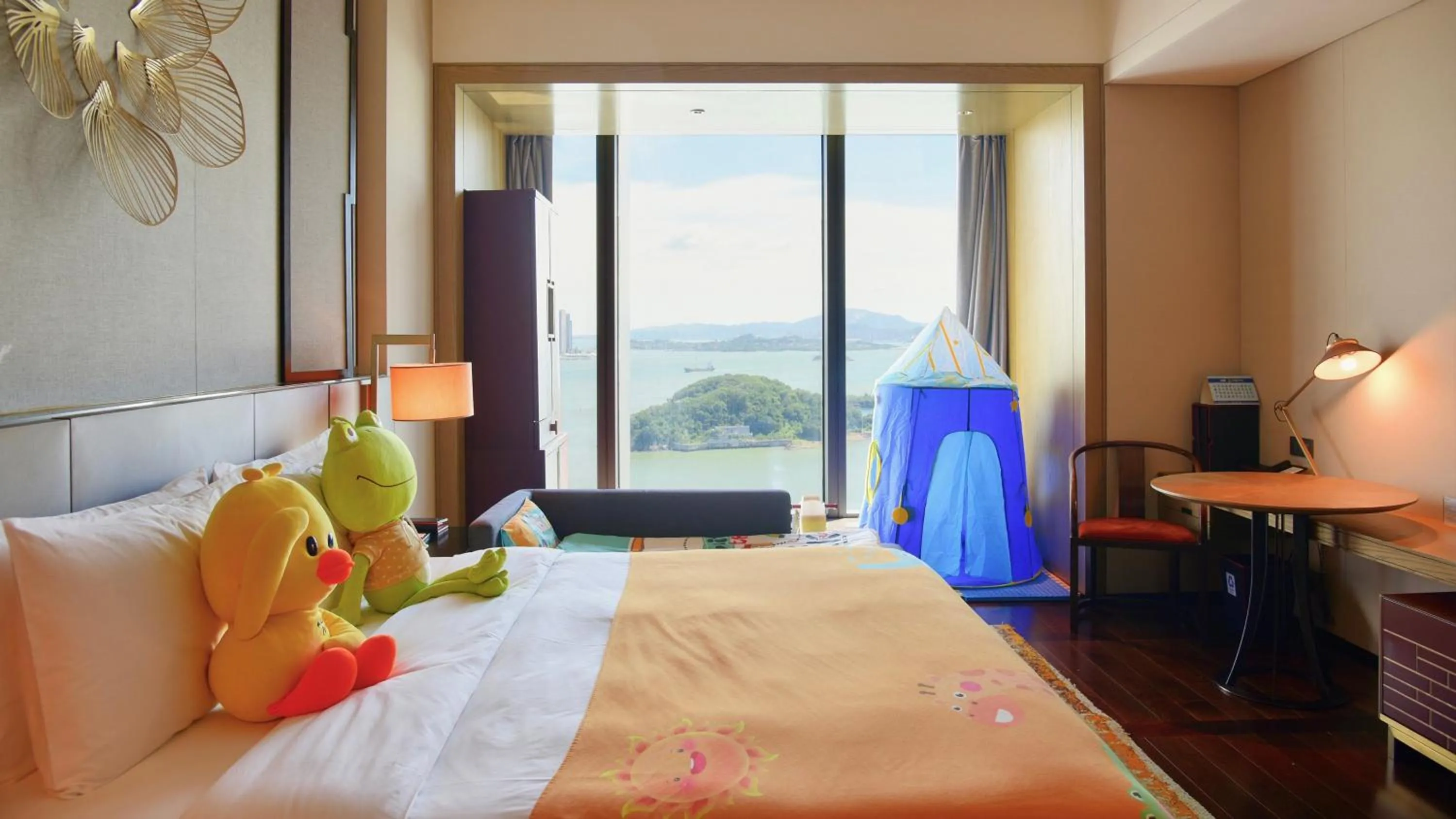 Photo of the whole room, Bed in HUALUXE Xiamen Haicang Habour View