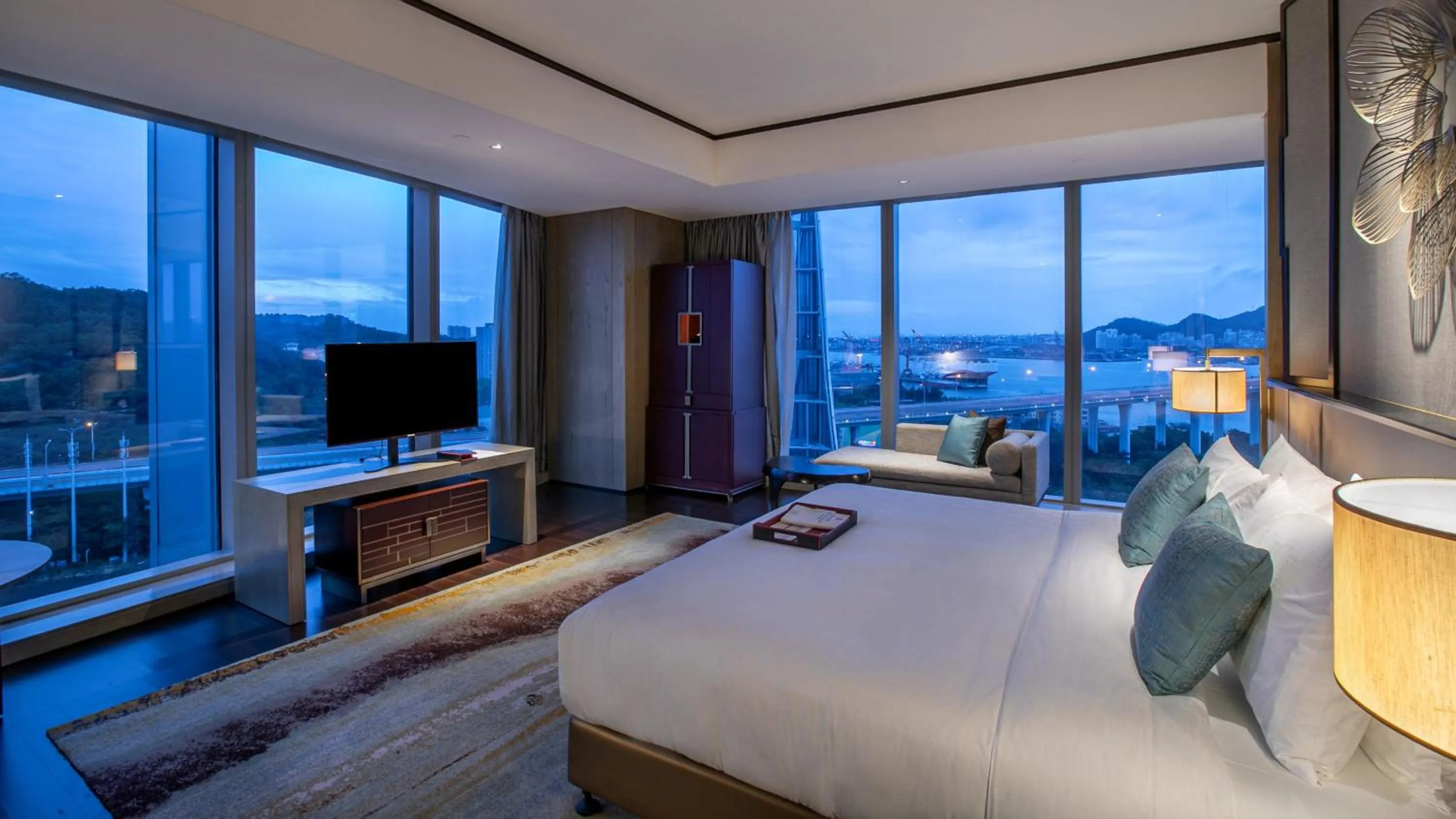 Photo of the whole room, Bed in HUALUXE Xiamen Haicang Habour View