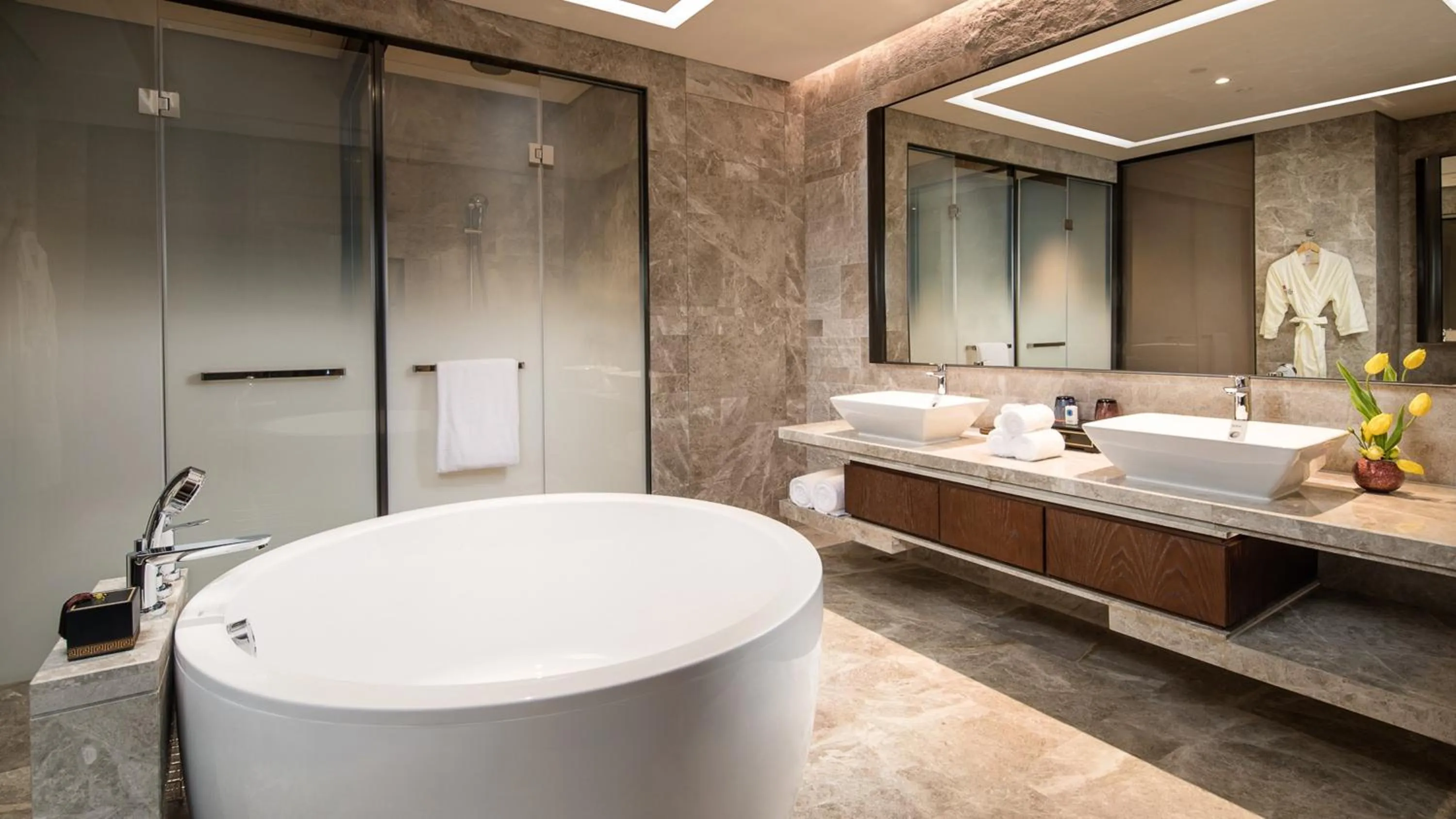 Bathroom in HUALUXE Xiamen Haicang Habour View