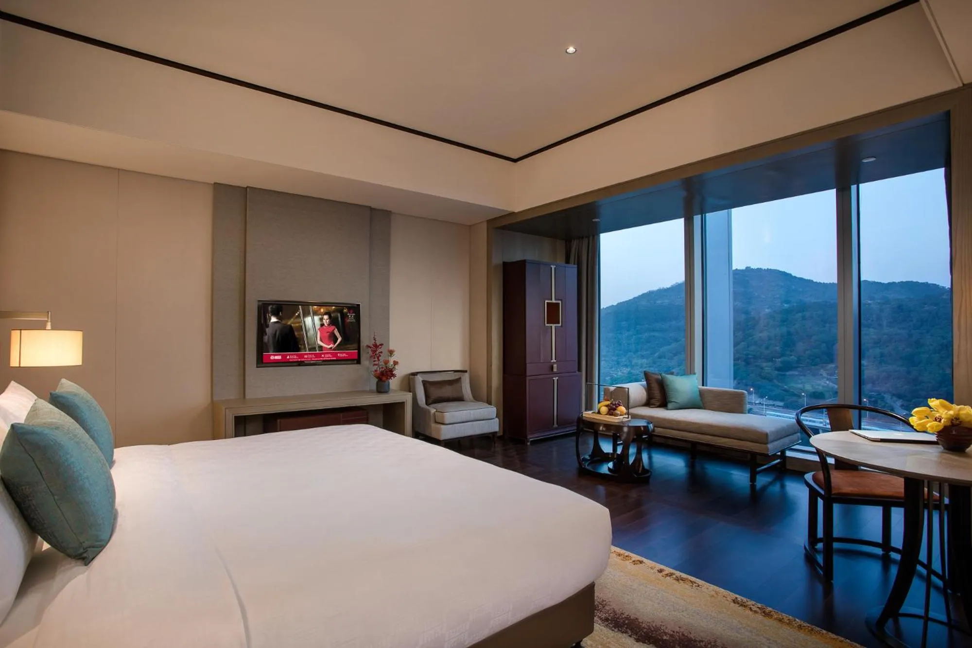 Photo of the whole room, Bed in HUALUXE Xiamen Haicang Habour View