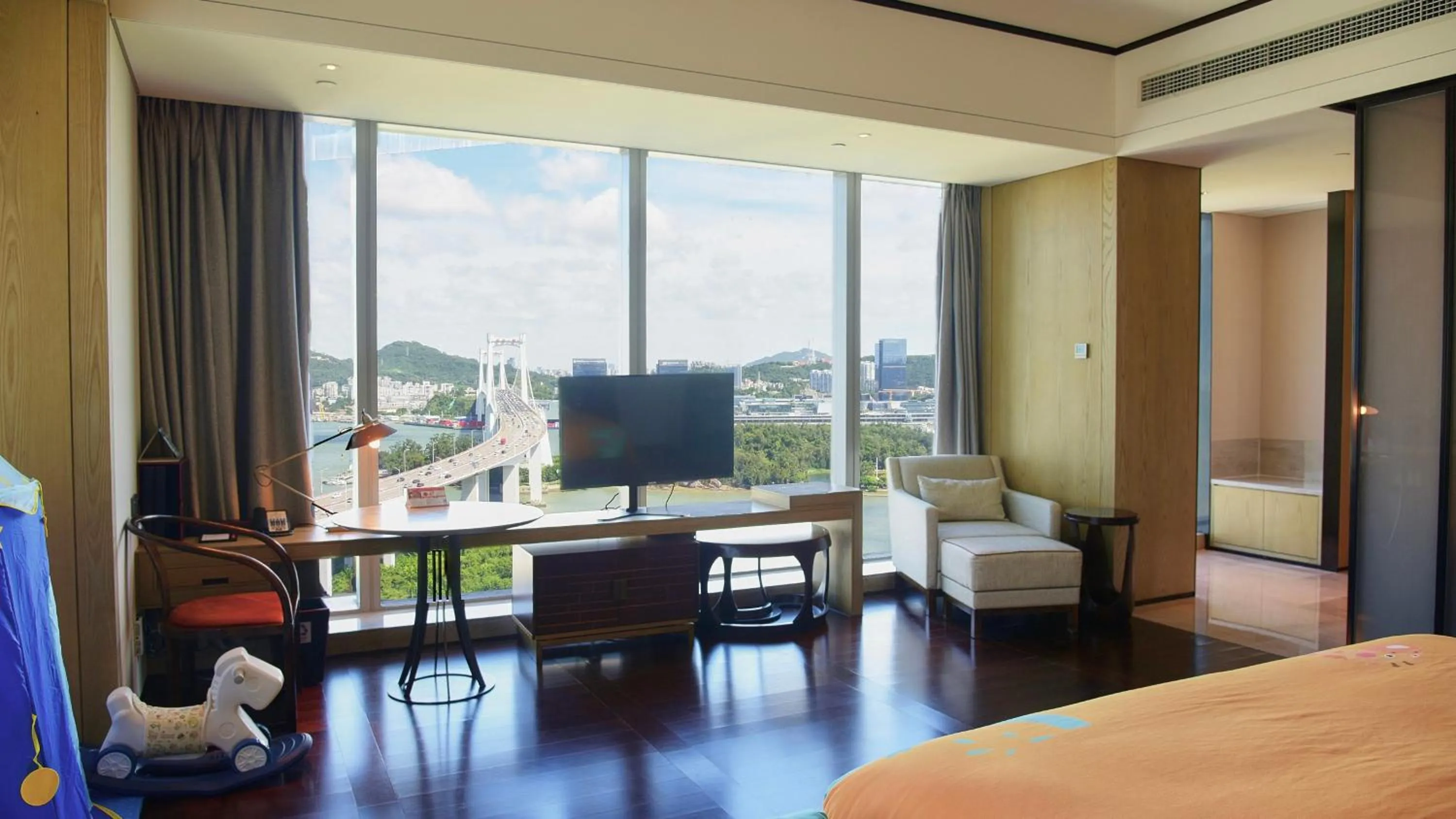 Photo of the whole room in HUALUXE Xiamen Haicang Habour View