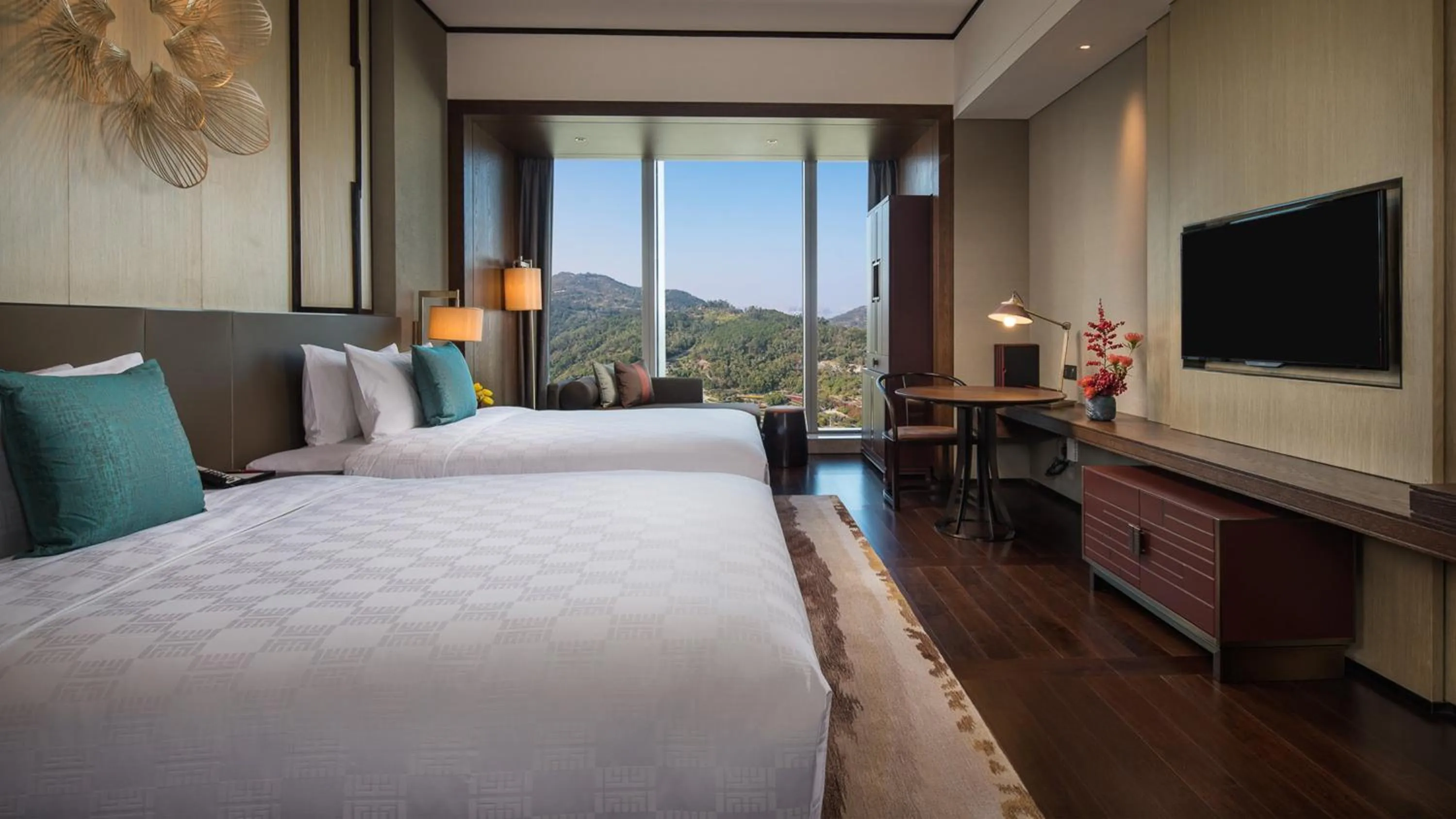 Photo of the whole room, Bed in HUALUXE Xiamen Haicang Habour View