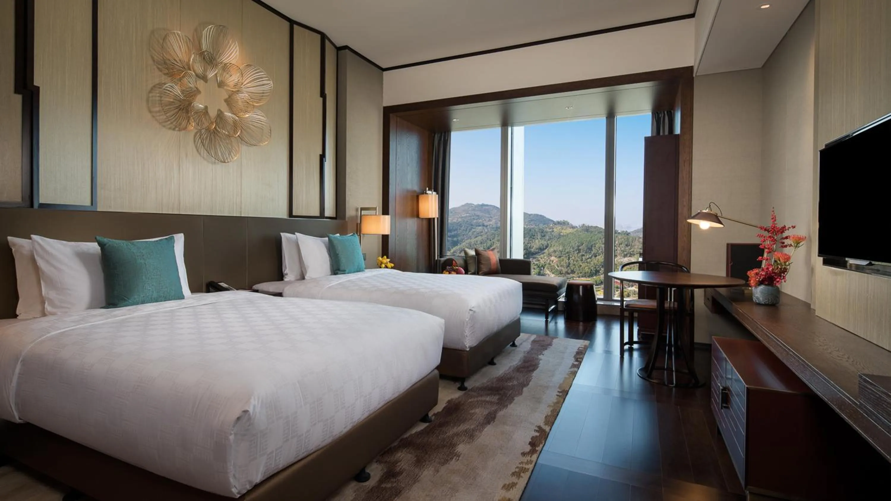 Photo of the whole room, Bed in HUALUXE Xiamen Haicang Habour View