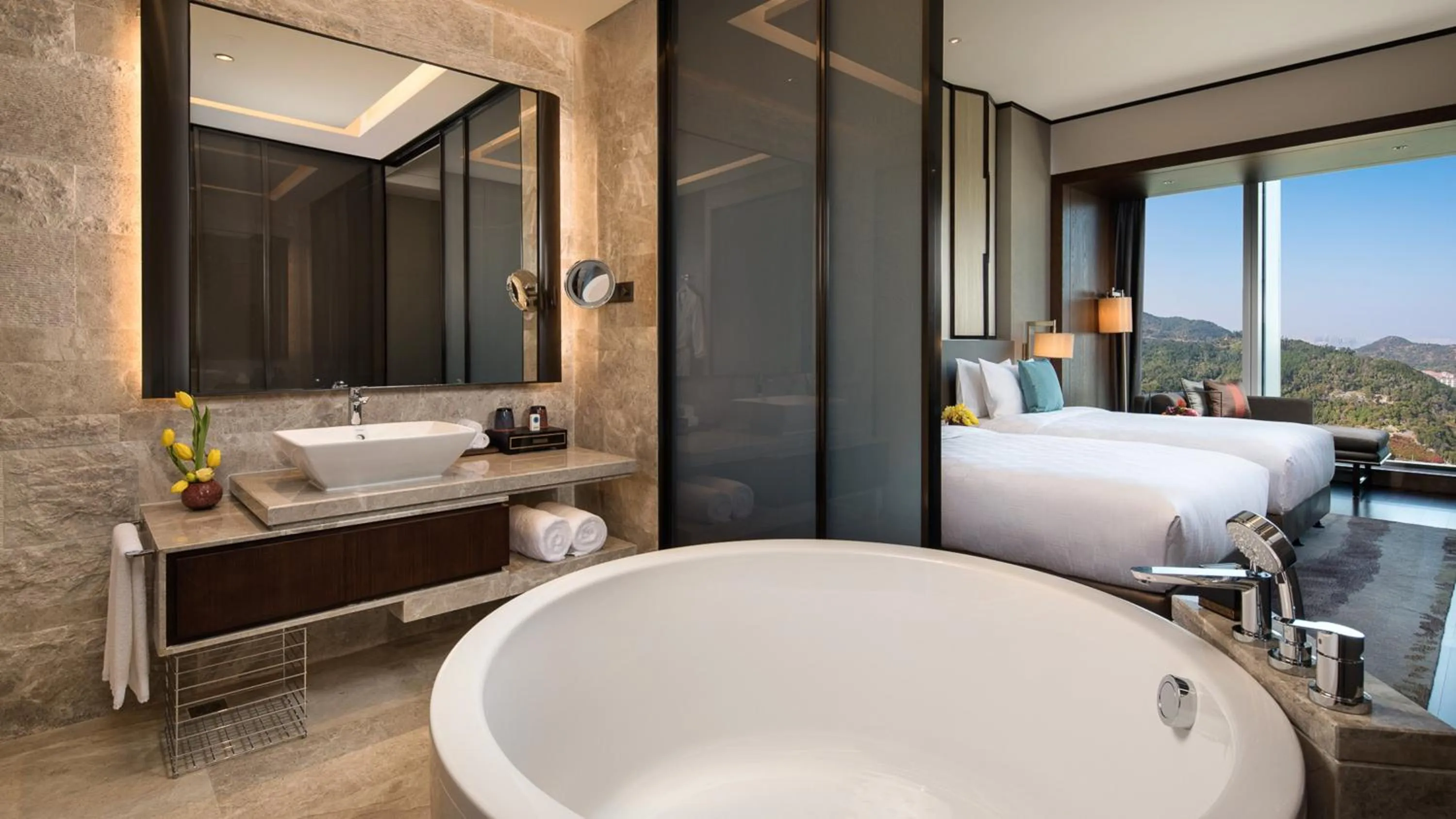 Photo of the whole room in HUALUXE Xiamen Haicang Habour View