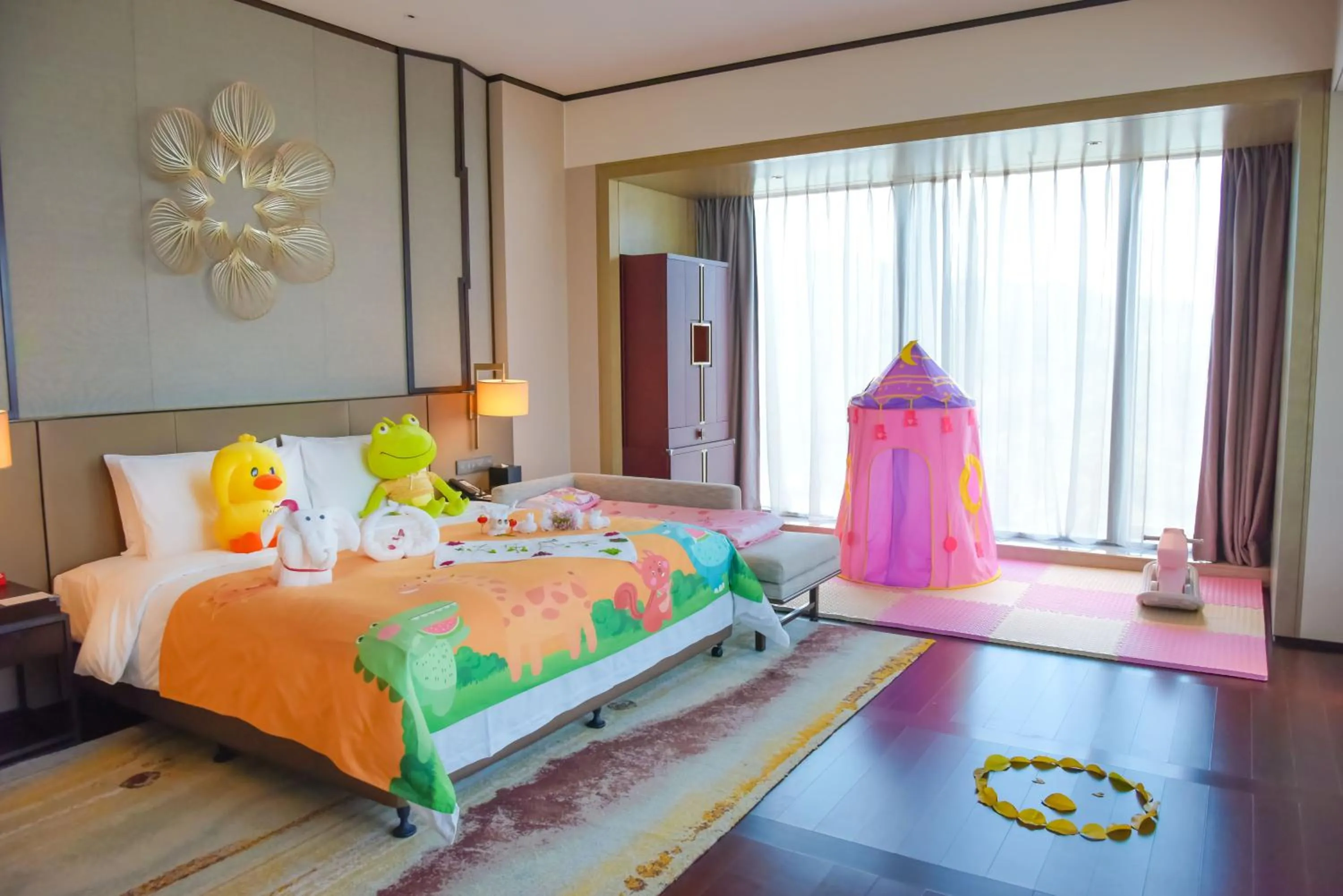 Photo of the whole room, Bed in HUALUXE Xiamen Haicang Habour View