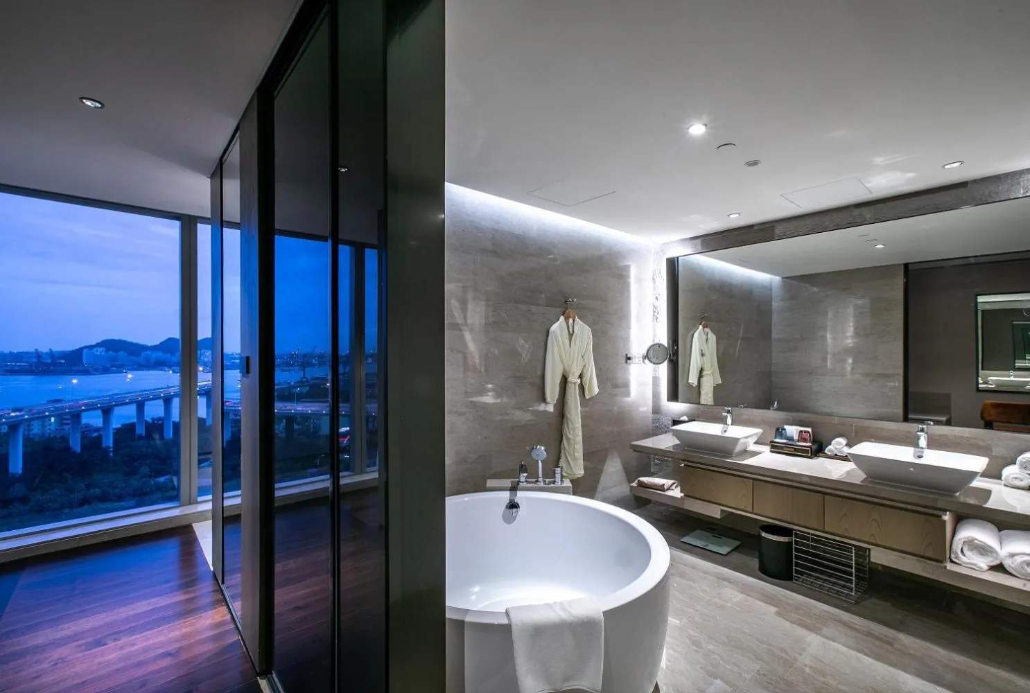Bathroom, Bed in HUALUXE Xiamen Haicang Habour View