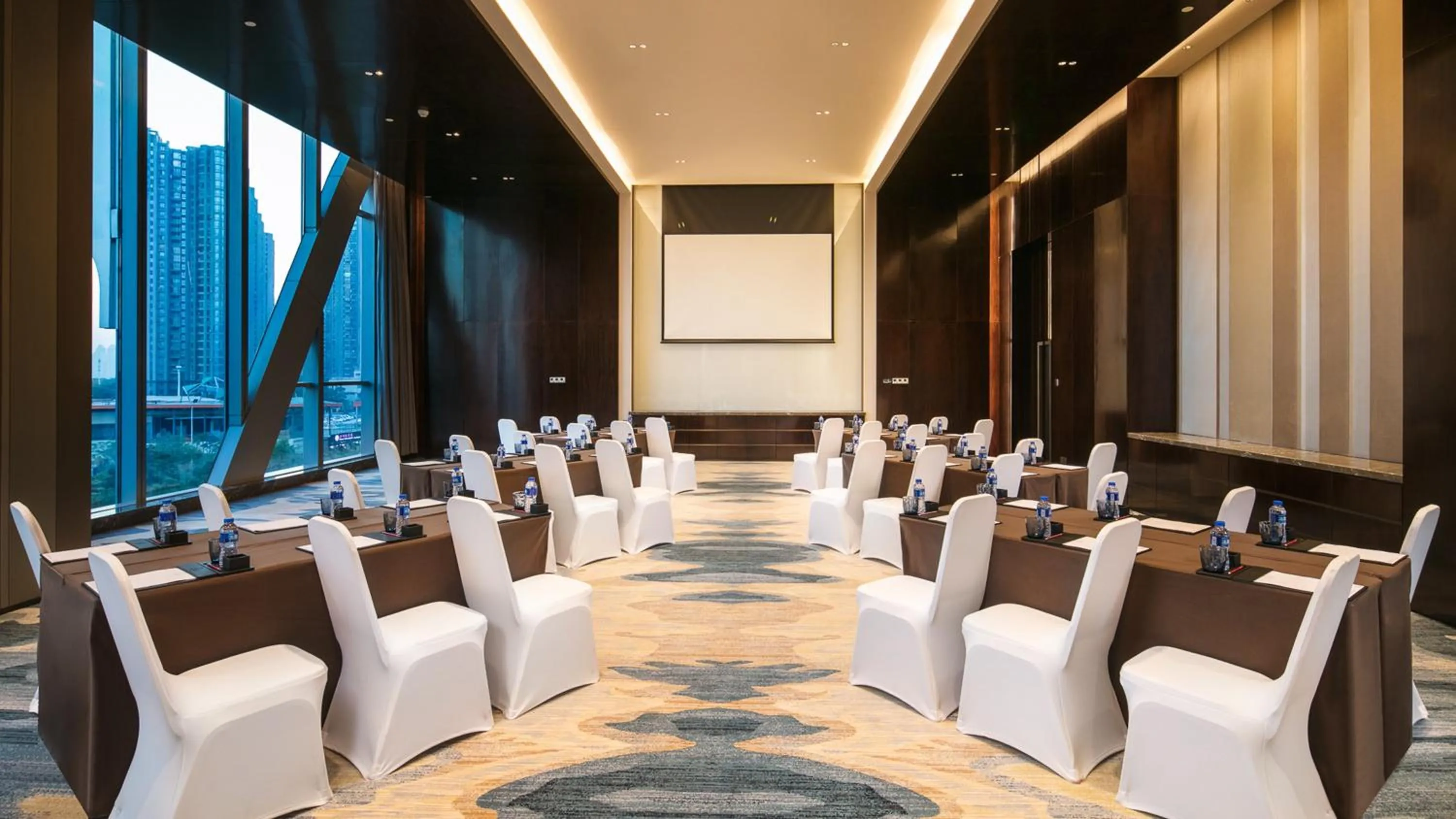 Meeting/conference room in HUALUXE Xiamen Haicang Habour View