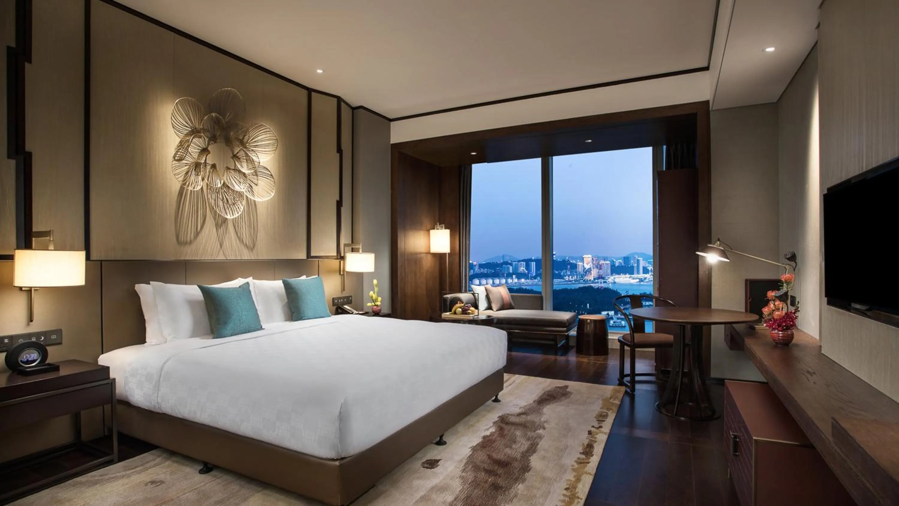 Photo of the whole room, Bed in HUALUXE Xiamen Haicang Habour View