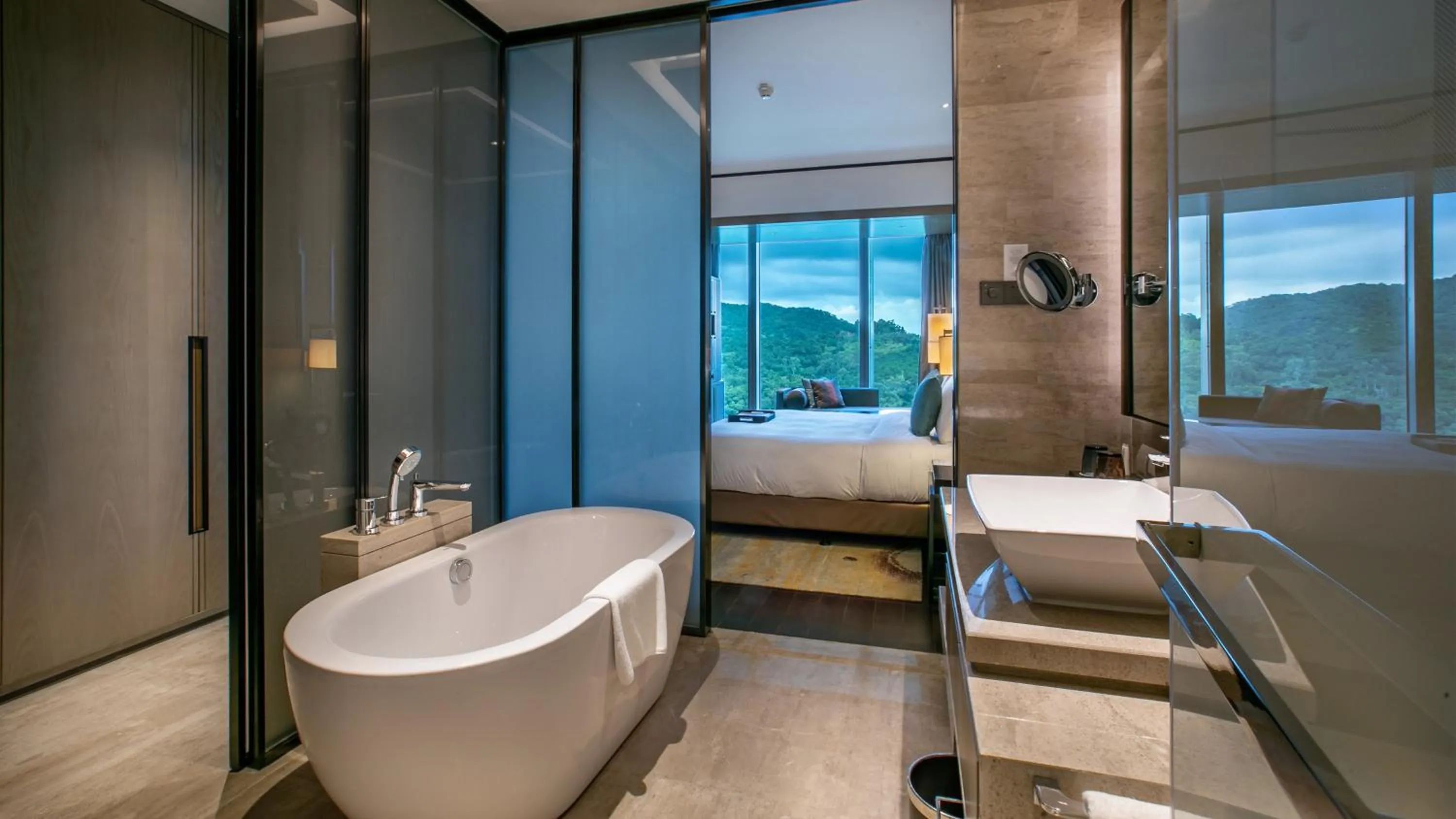 Photo of the whole room in HUALUXE Xiamen Haicang Habour View