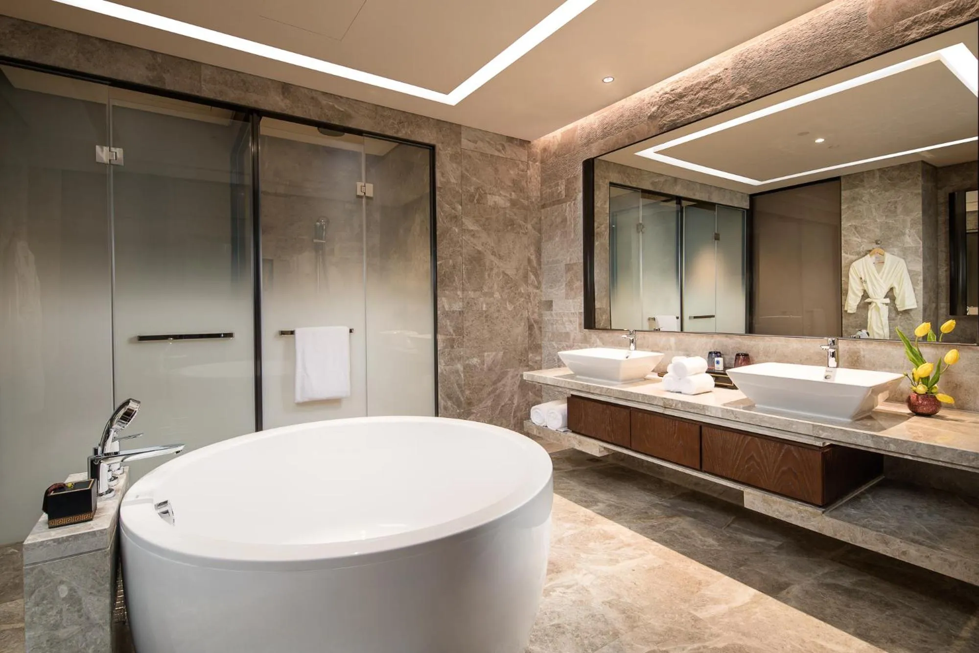 Bathroom, Bed in HUALUXE Xiamen Haicang Habour View