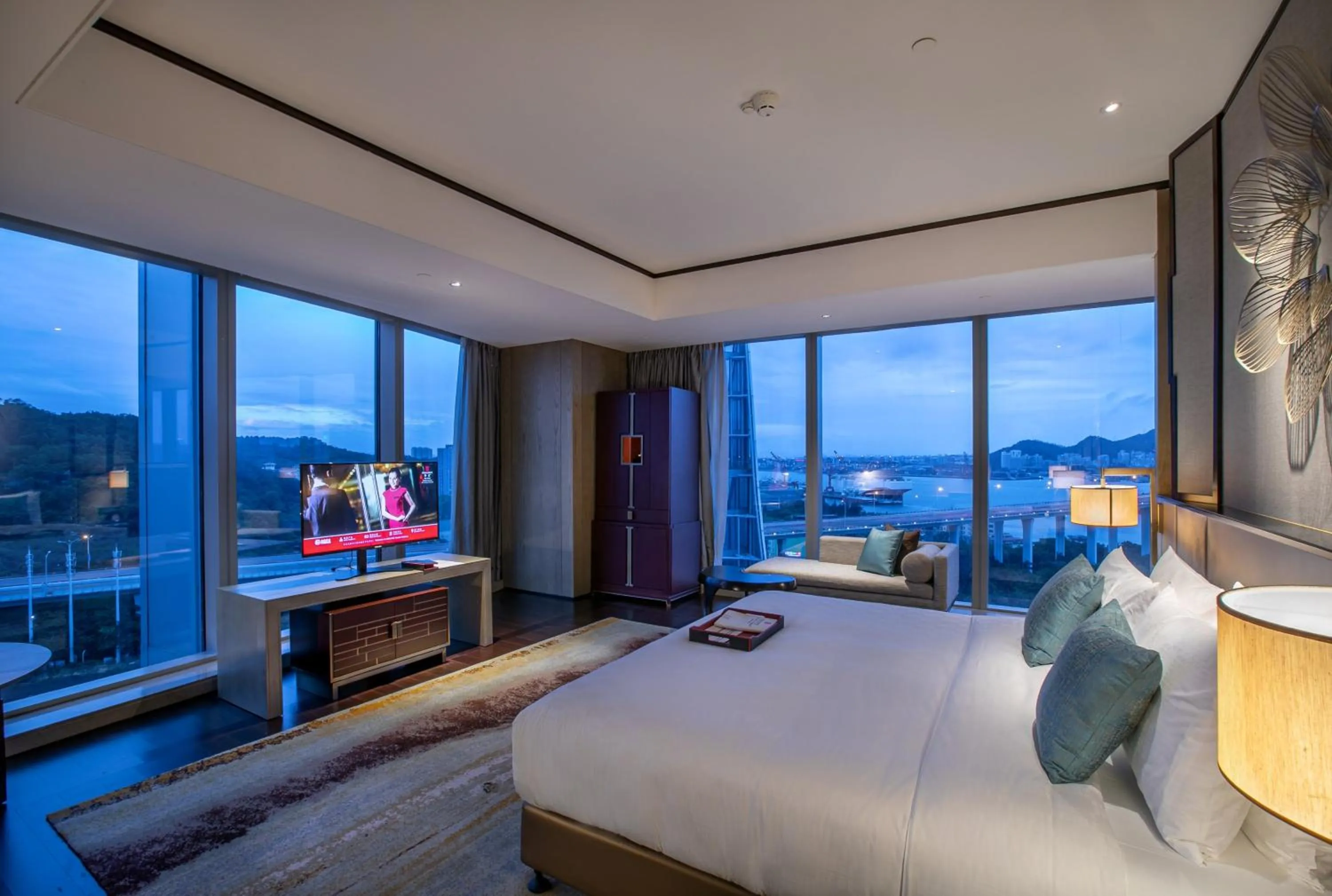 Photo of the whole room, Bed in HUALUXE Xiamen Haicang Habour View