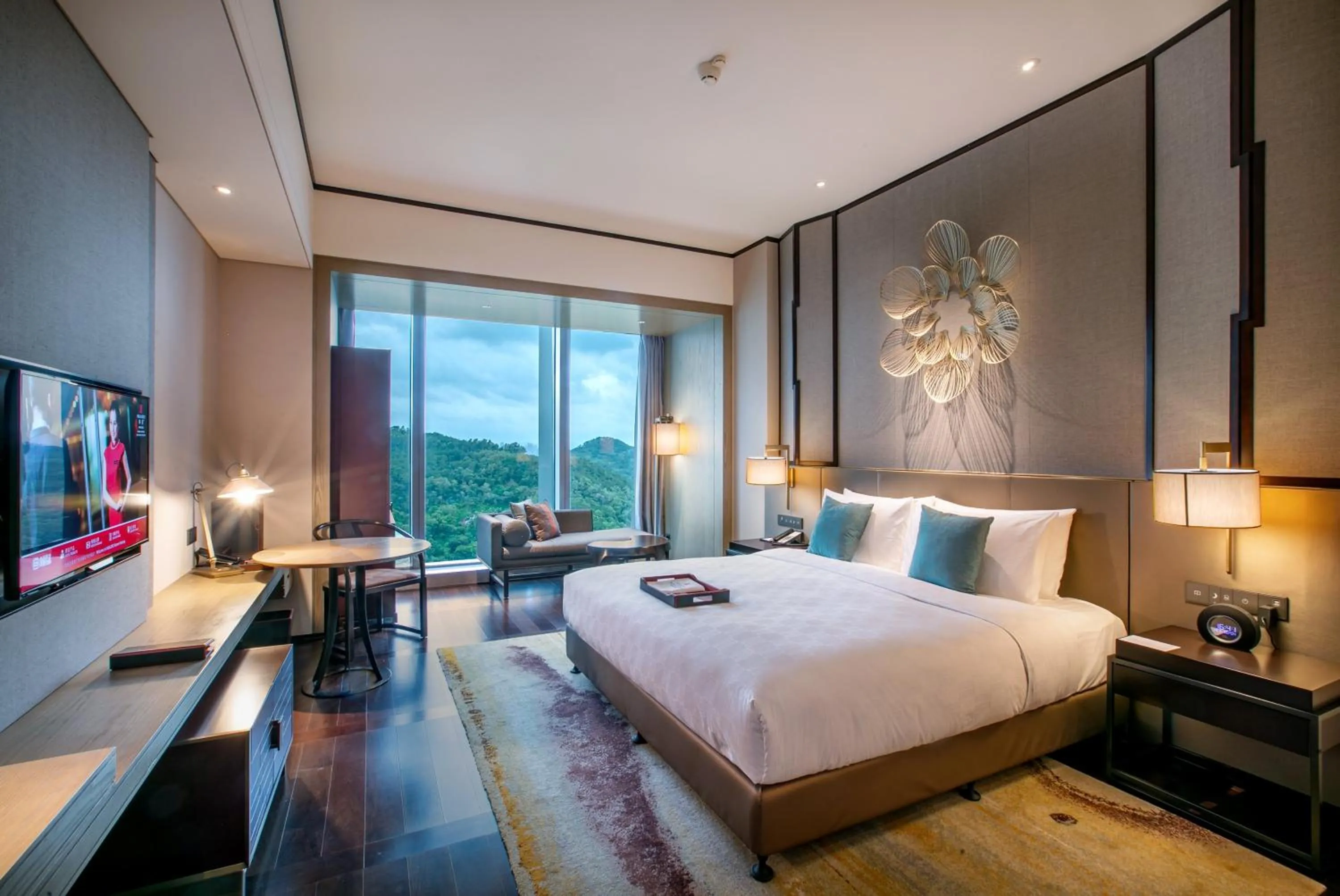 Photo of the whole room, Bed in HUALUXE Xiamen Haicang Habour View
