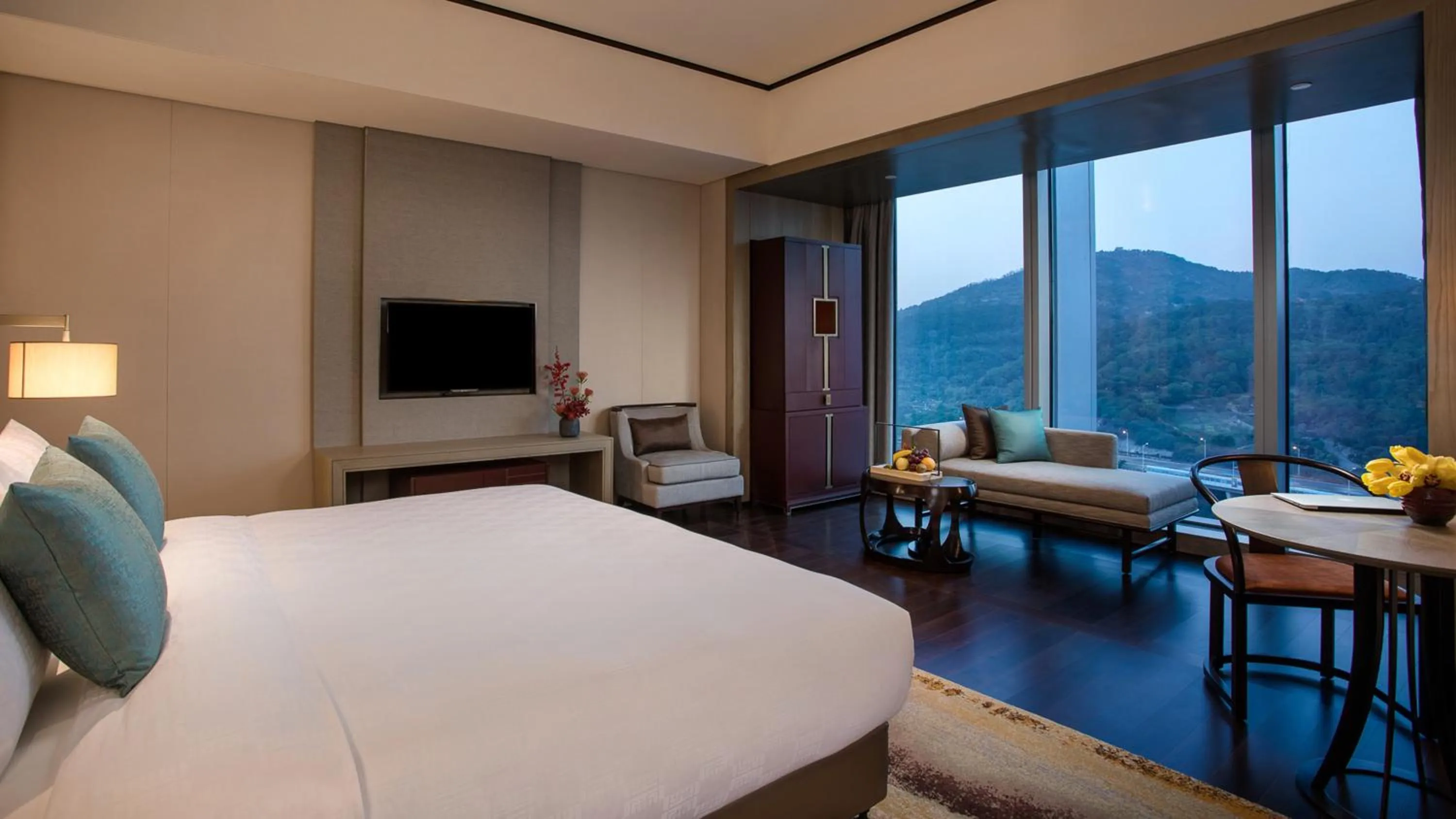Photo of the whole room, Bed in HUALUXE Xiamen Haicang Habour View