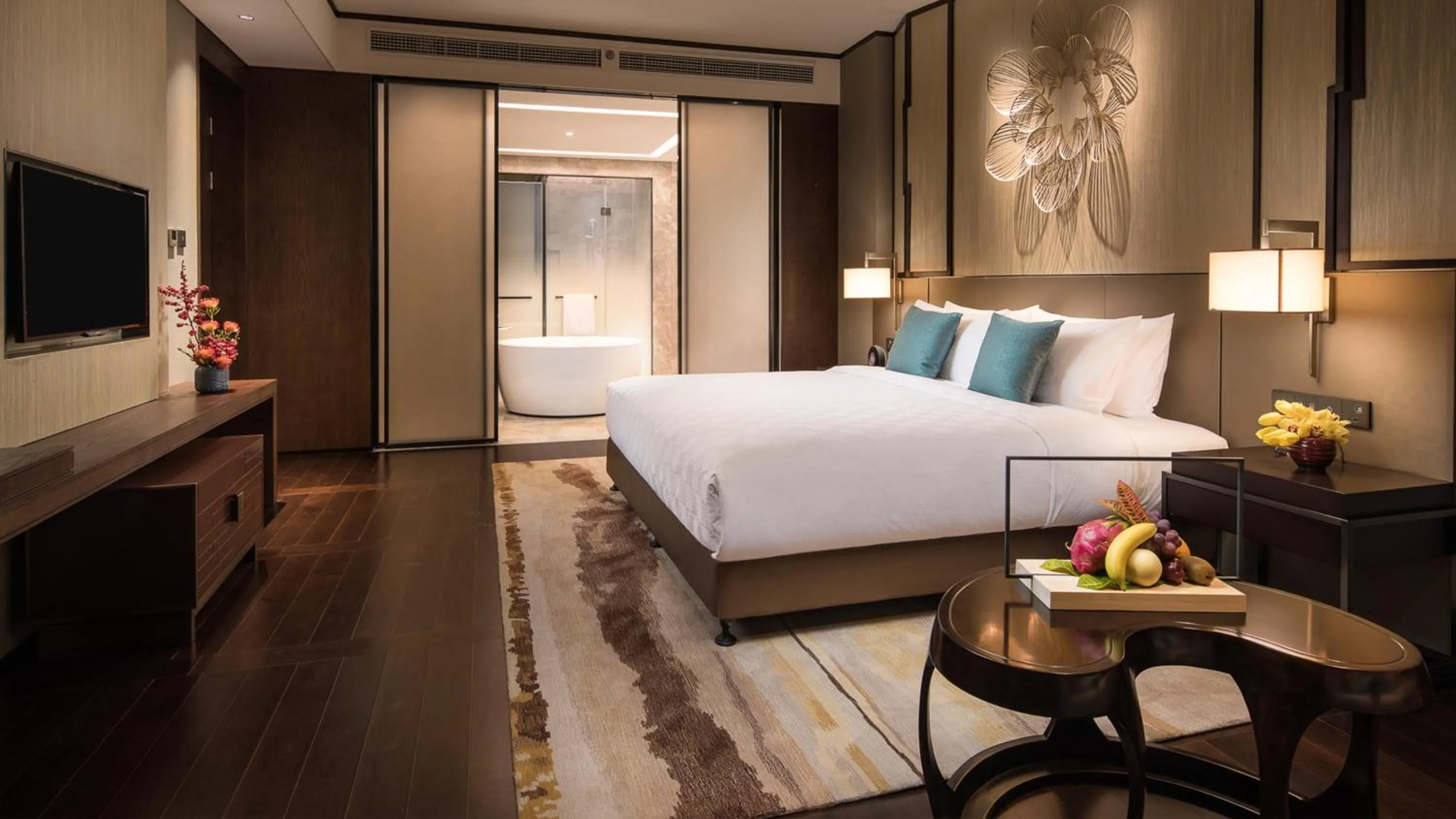 Bedroom, Bed in HUALUXE Xiamen Haicang Habour View