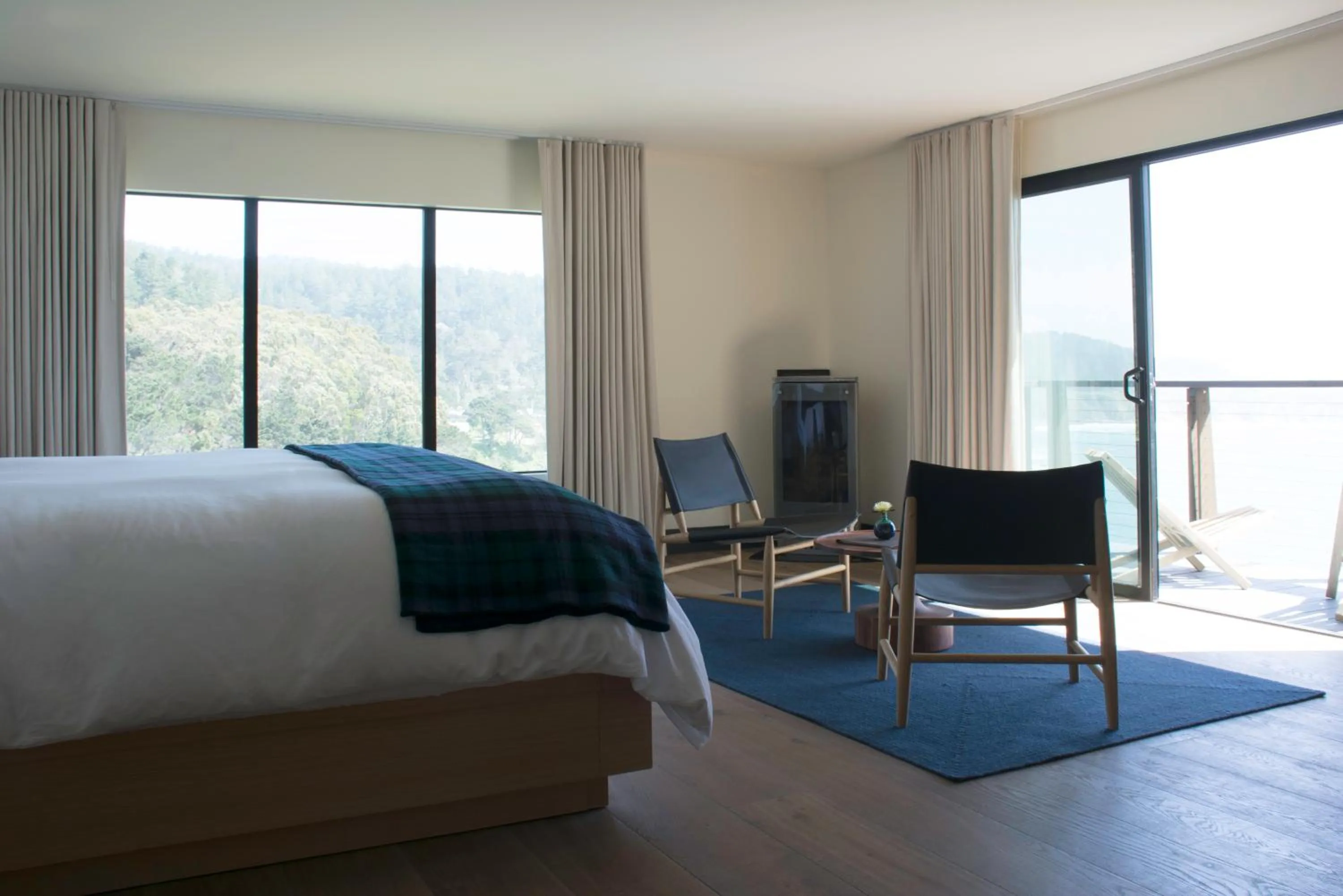Seating area, Bed in Timber Cove Resort