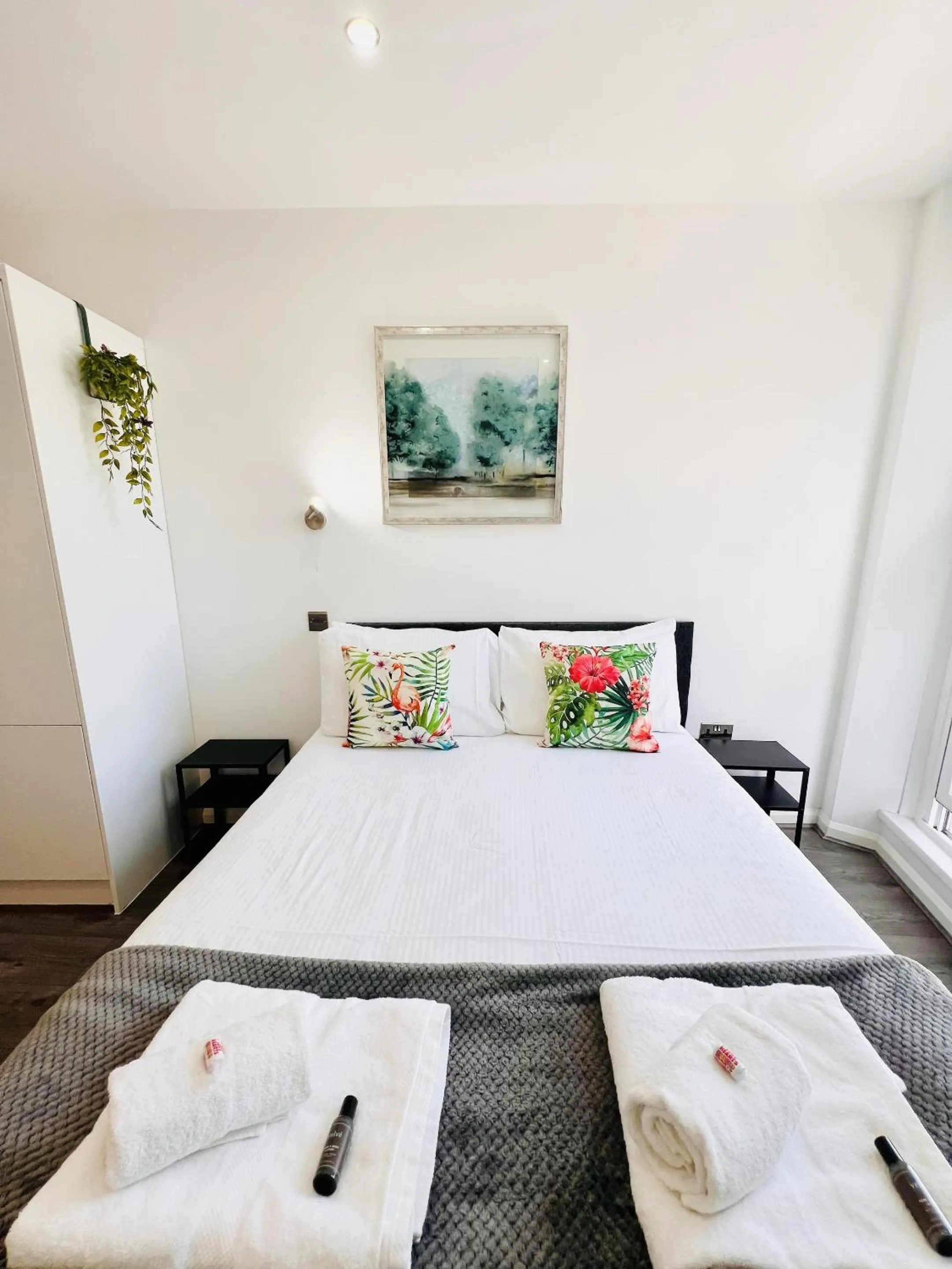 Bedroom, Bed in Fox House Studios, City centre Aparthotel