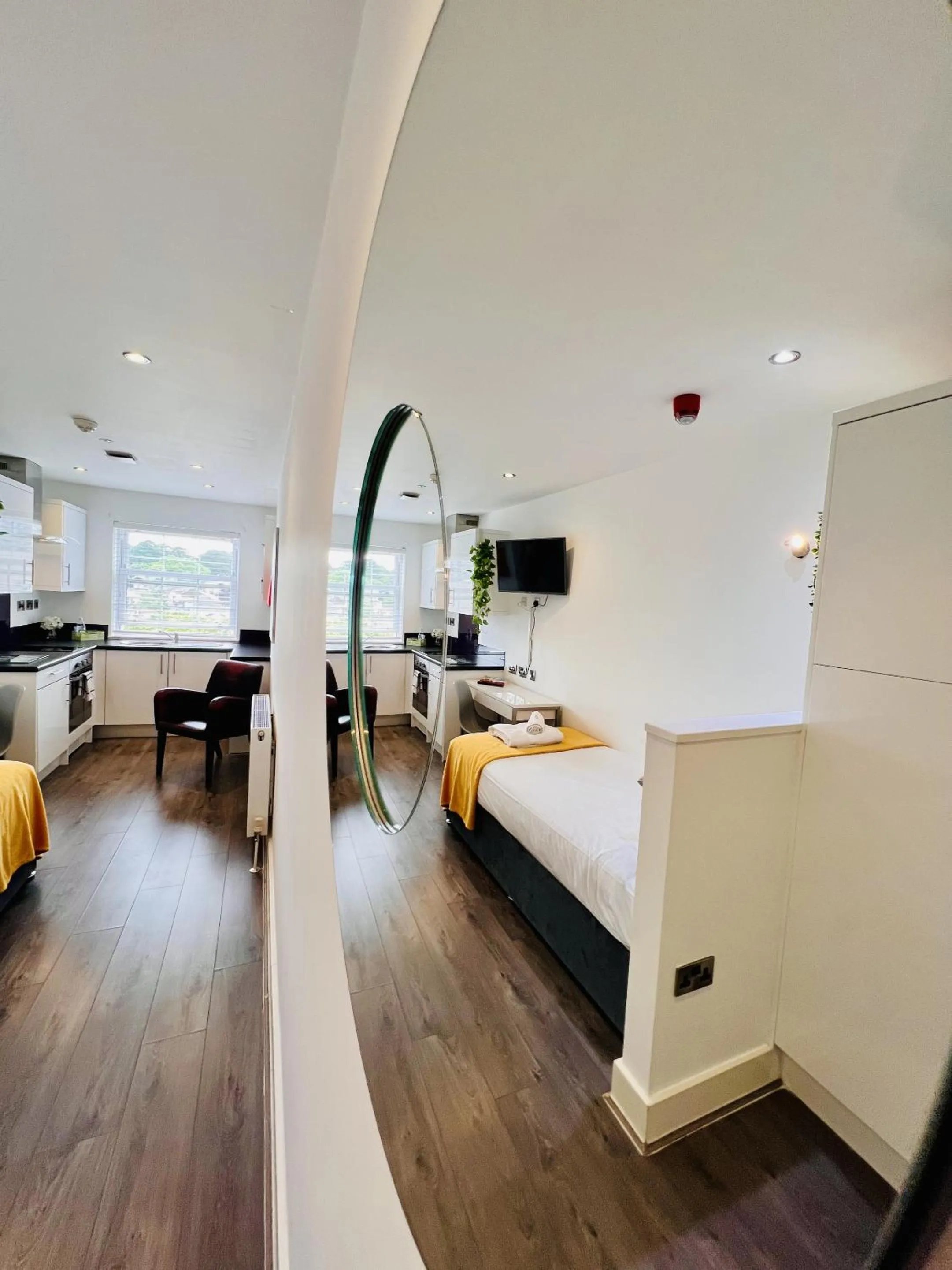 Bedroom, Bed in Fox House Studios, City centre Aparthotel