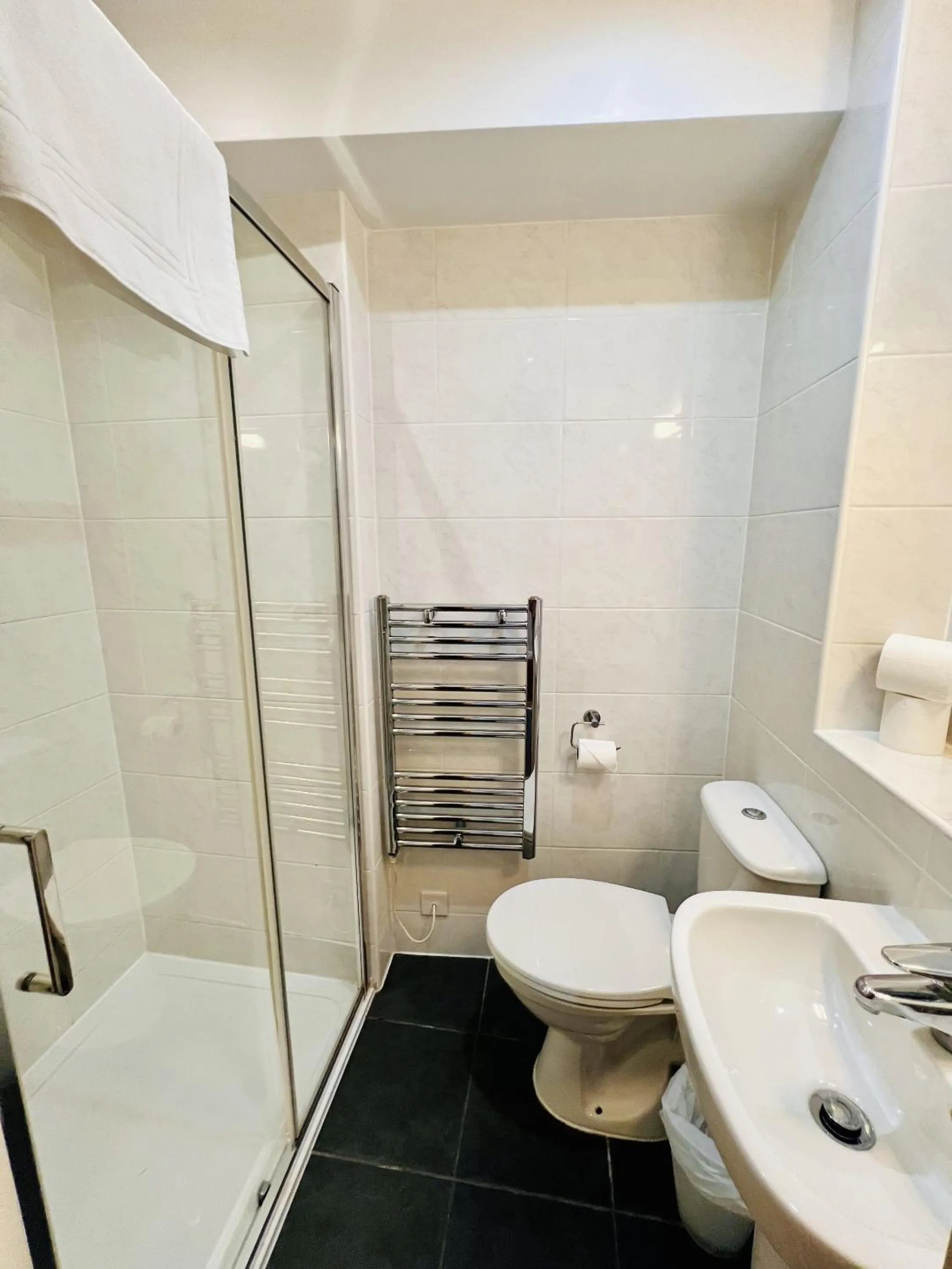 Bathroom in Fox House Studios, City centre Aparthotel