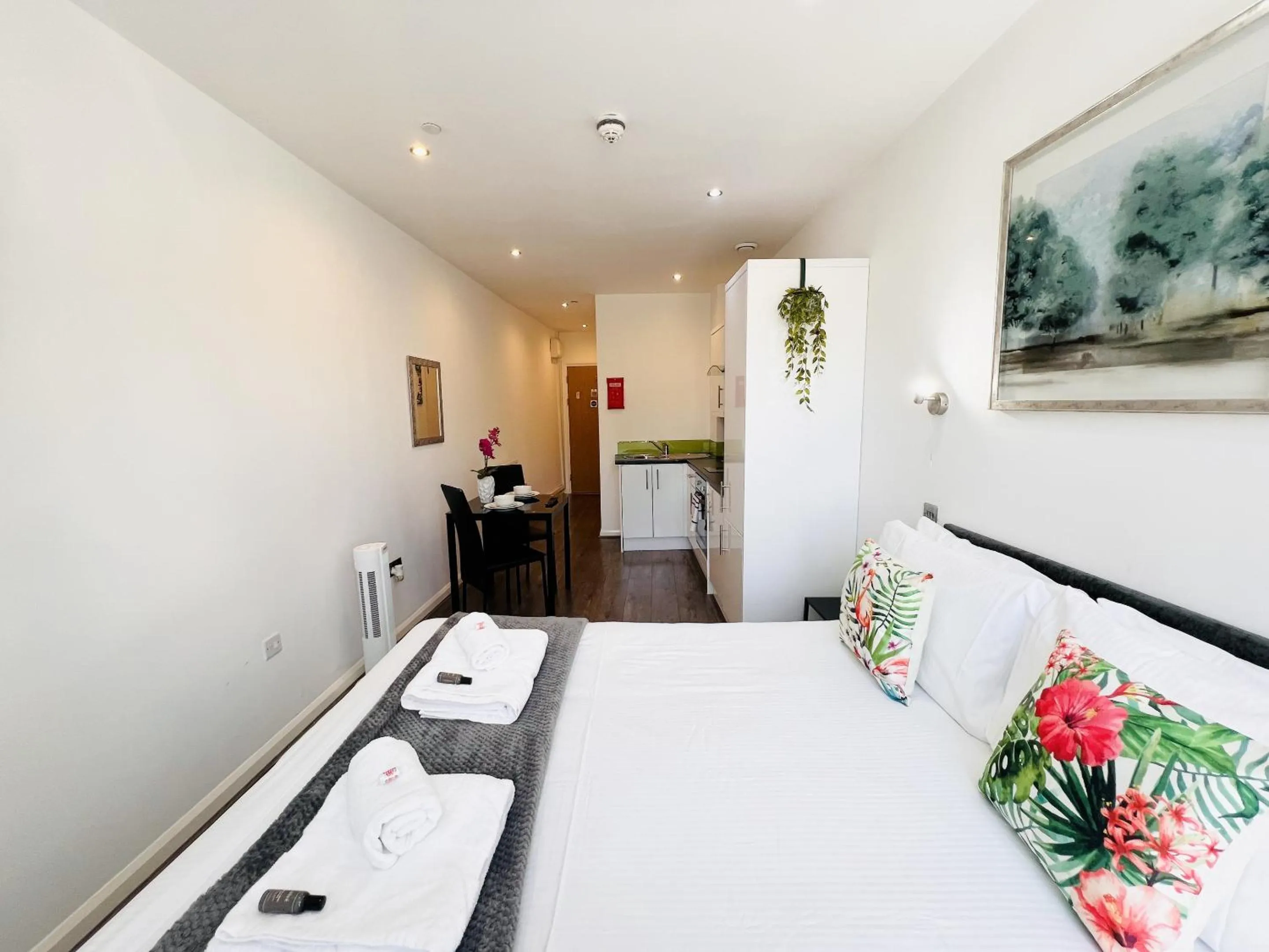 Bedroom, Bed in Fox House Studios, City centre Aparthotel