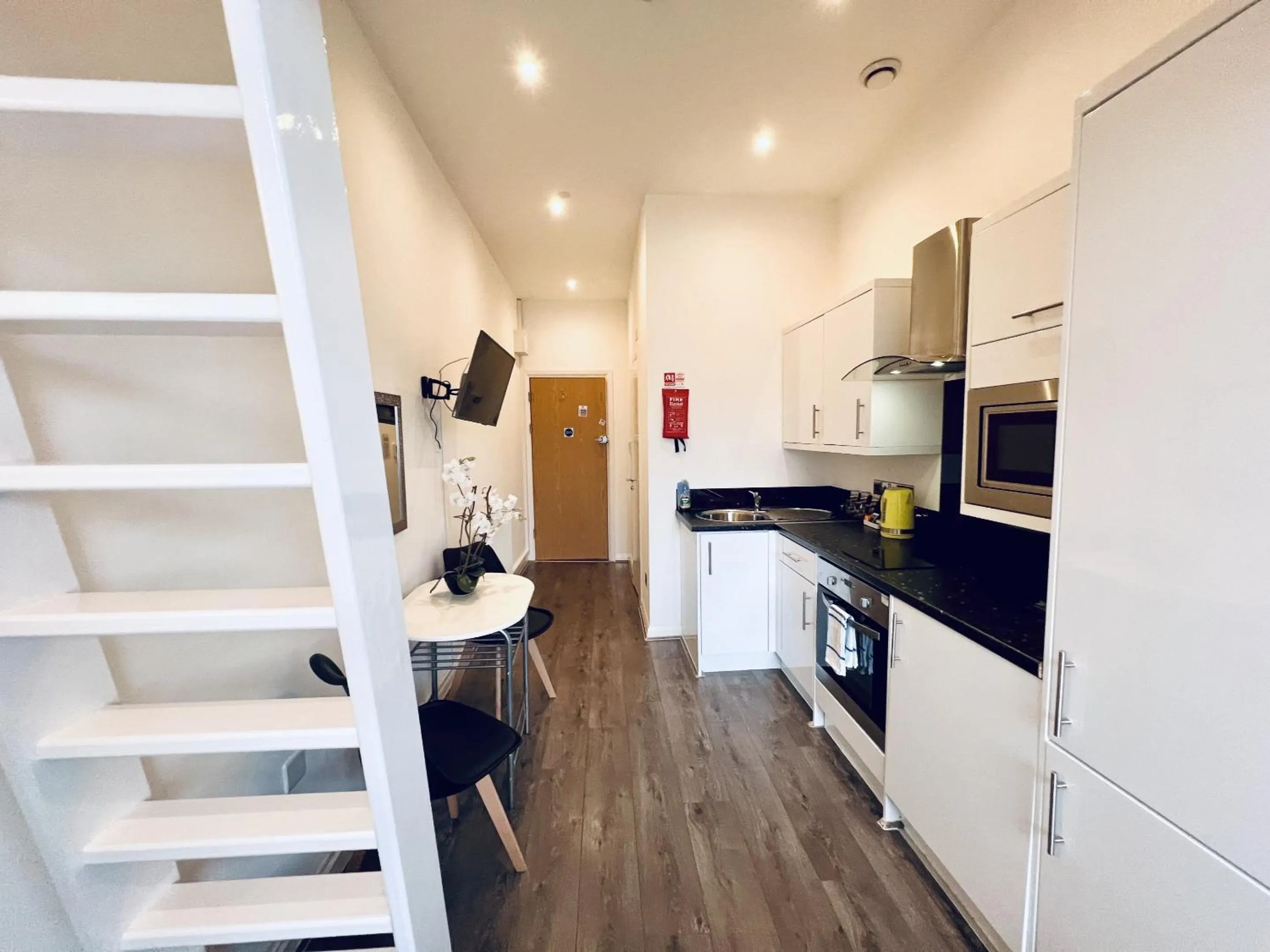 Kitchen or kitchenette in Fox House Studios, City centre Aparthotel