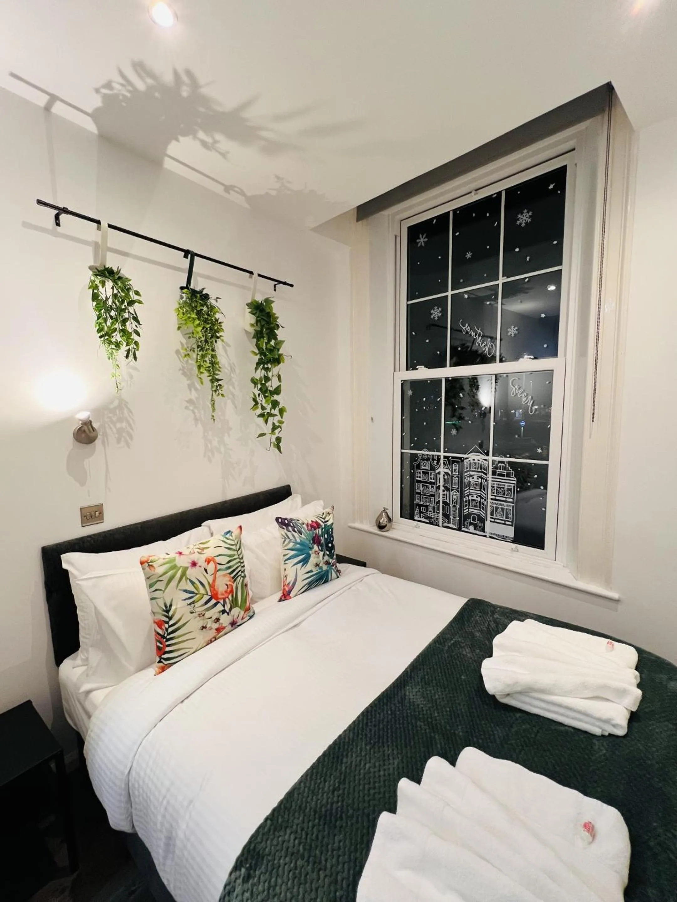 Bathroom, Bed in Fox House Studios, City centre Aparthotel