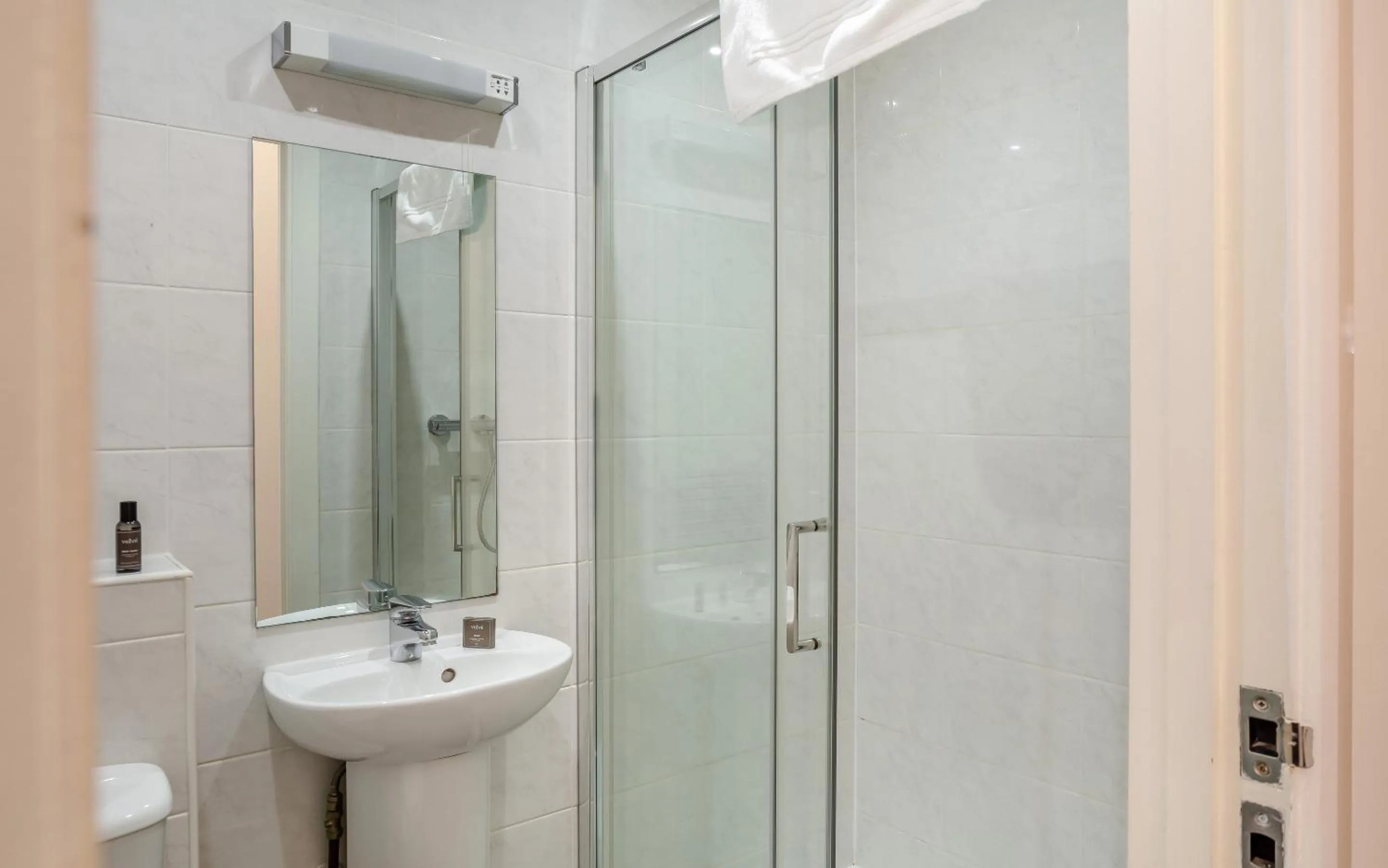 Bathroom in Fox House Studios, City centre Aparthotel