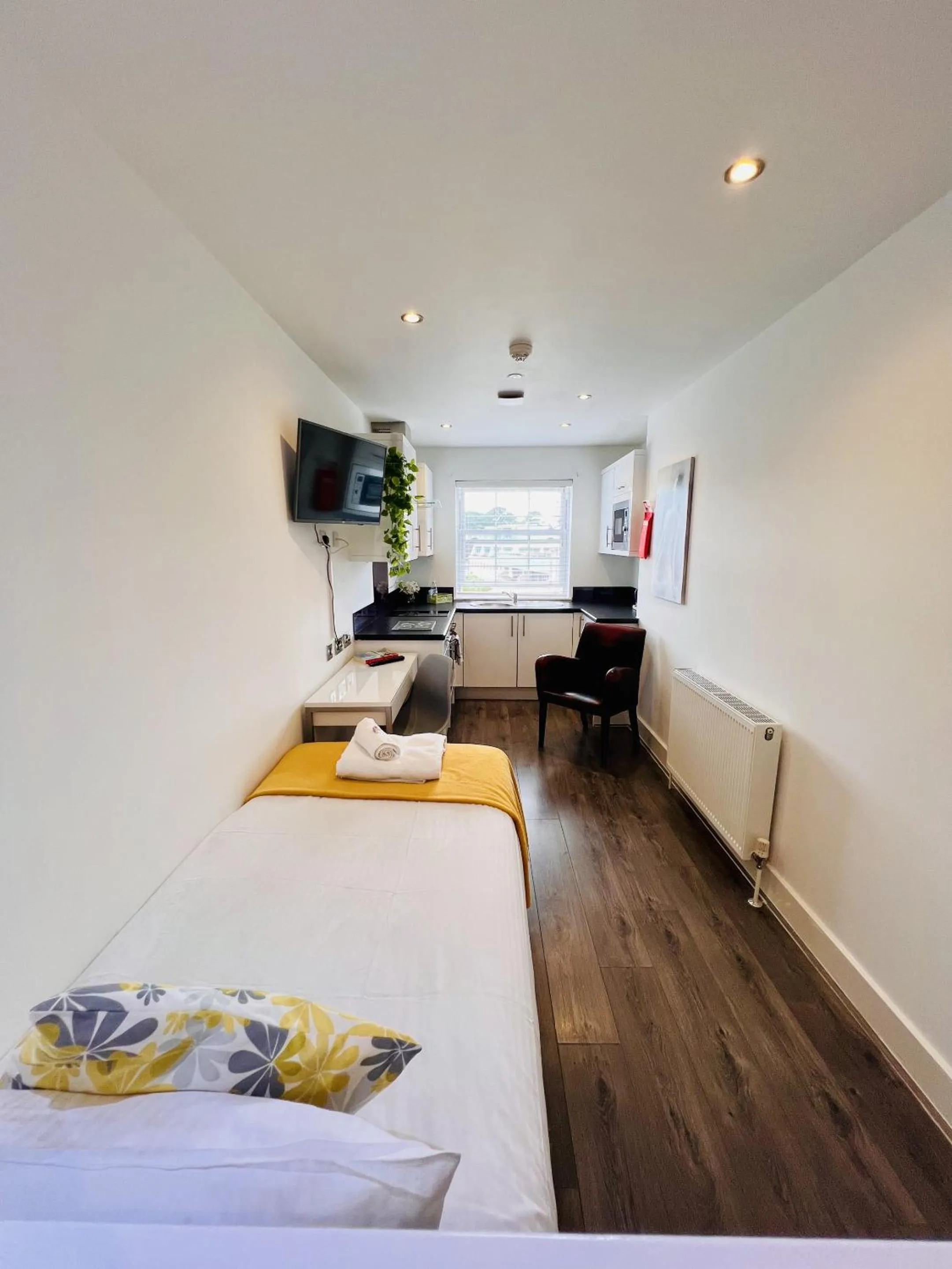 Bedroom, Bed in Fox House Studios, City centre Aparthotel