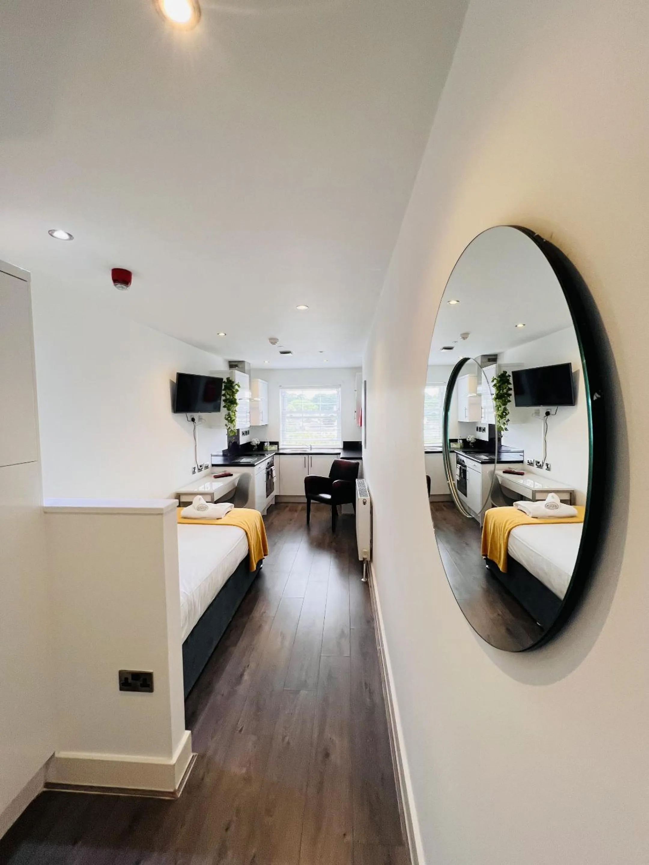 Bedroom, Bed in Fox House Studios, City centre Aparthotel