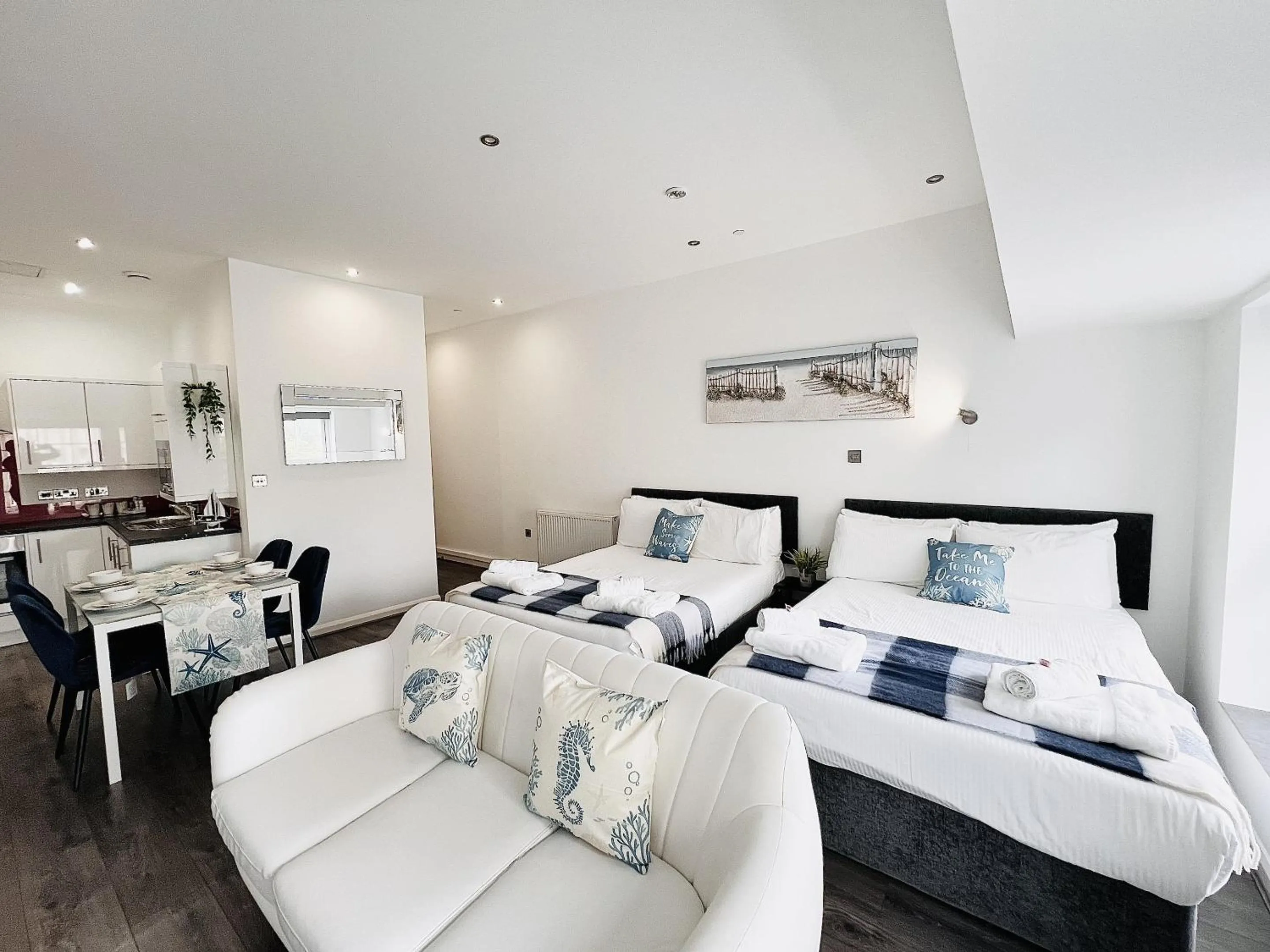 Living room, Bed in Fox House Studios, City centre Aparthotel