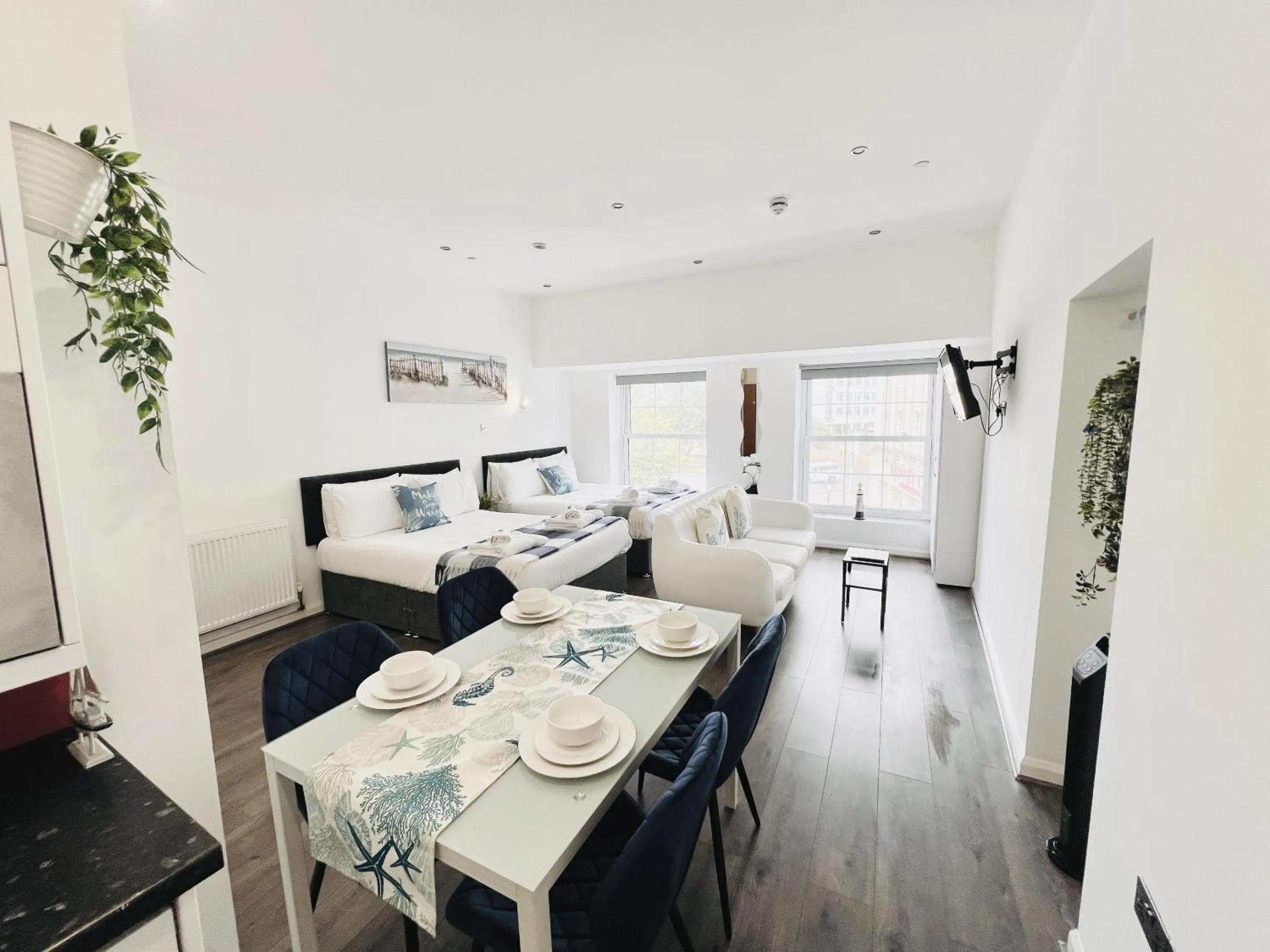 Bedroom, Bed in Fox House Studios, City centre Aparthotel