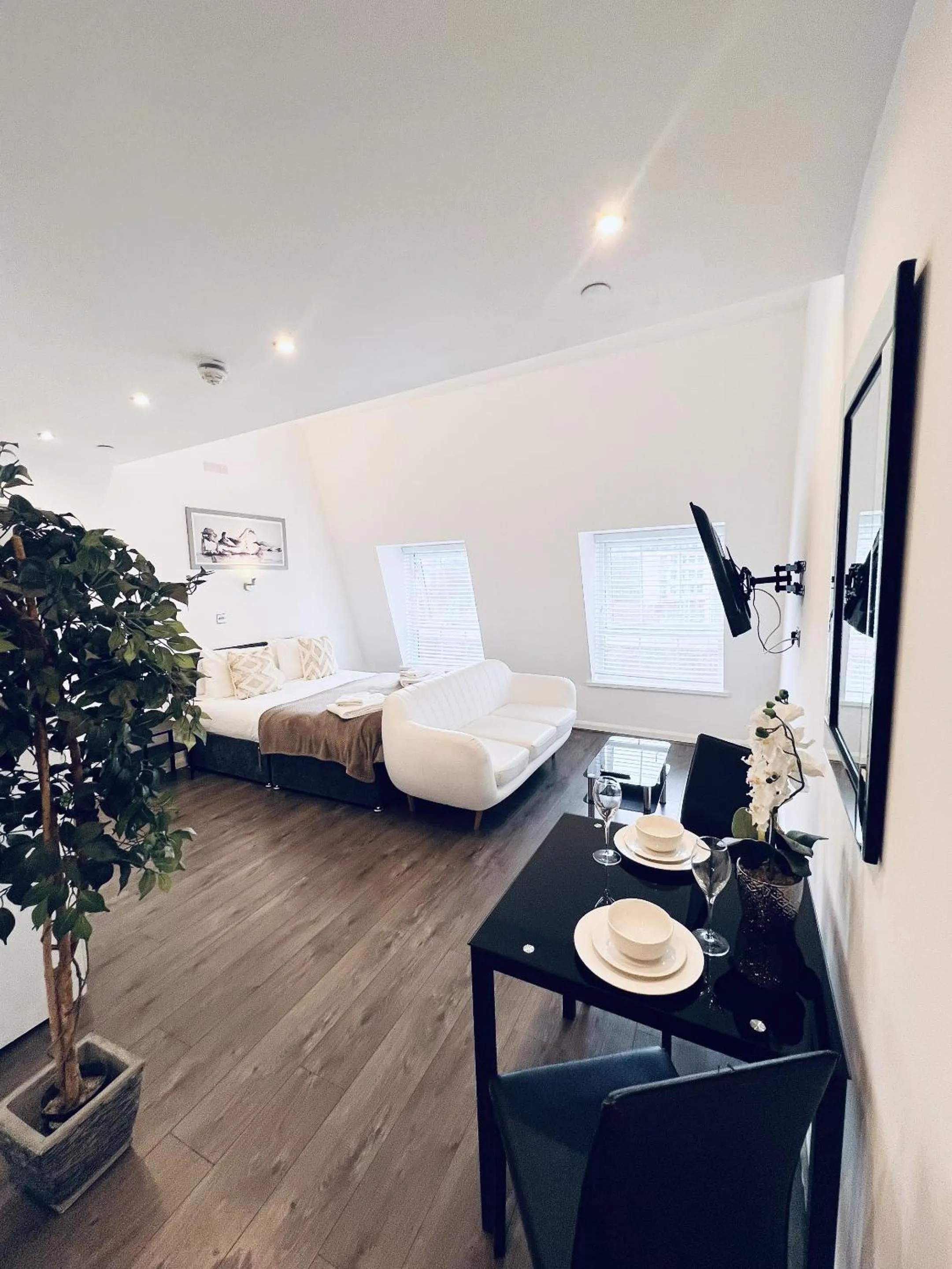 Bedroom, Bed in Fox House Studios, City centre Aparthotel