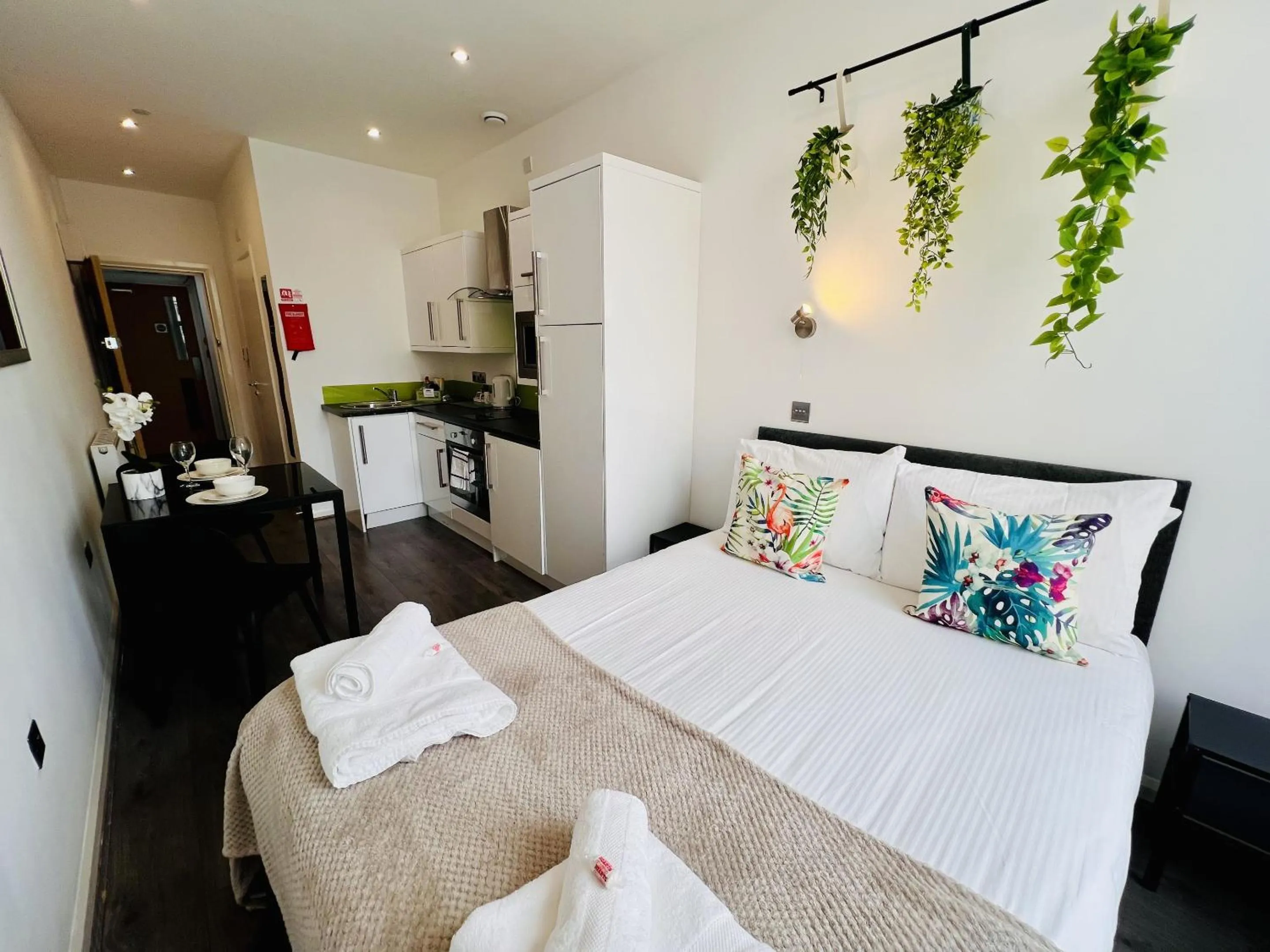 Bedroom, Bed in Fox House Studios, City centre Aparthotel