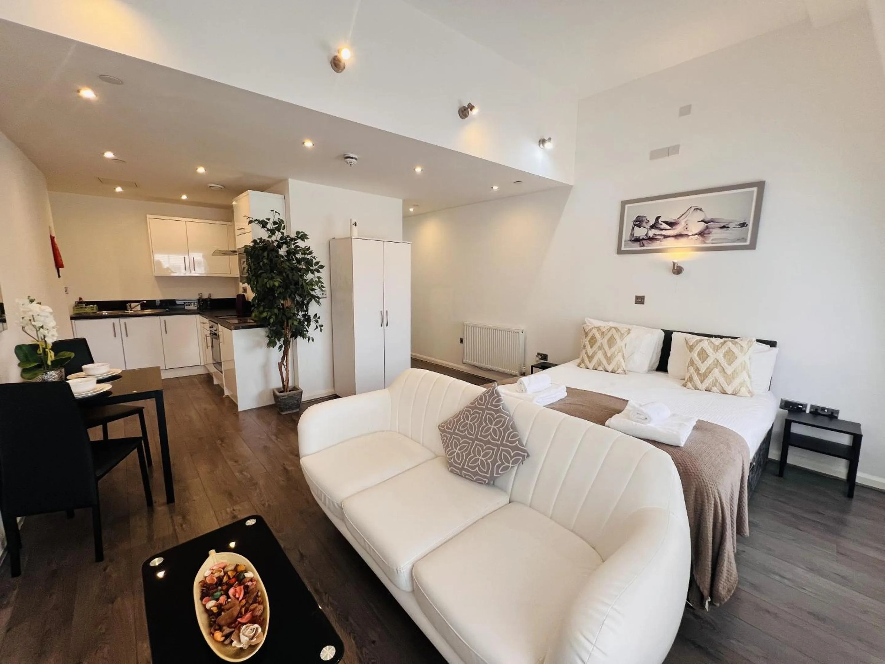 Bedroom, Bed in Fox House Studios, City centre Aparthotel