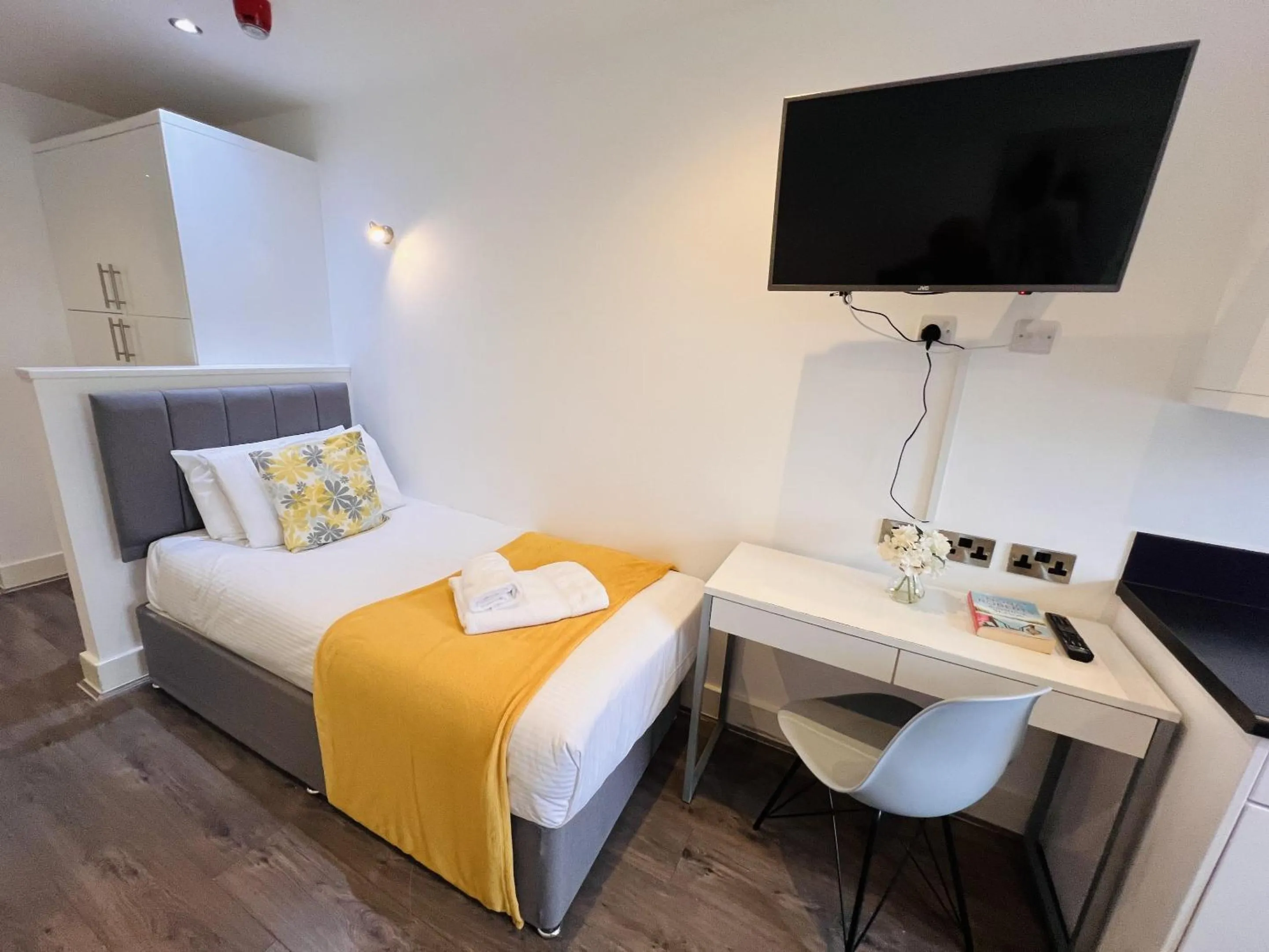 Bathroom, Bed in Fox House Studios, City centre Aparthotel