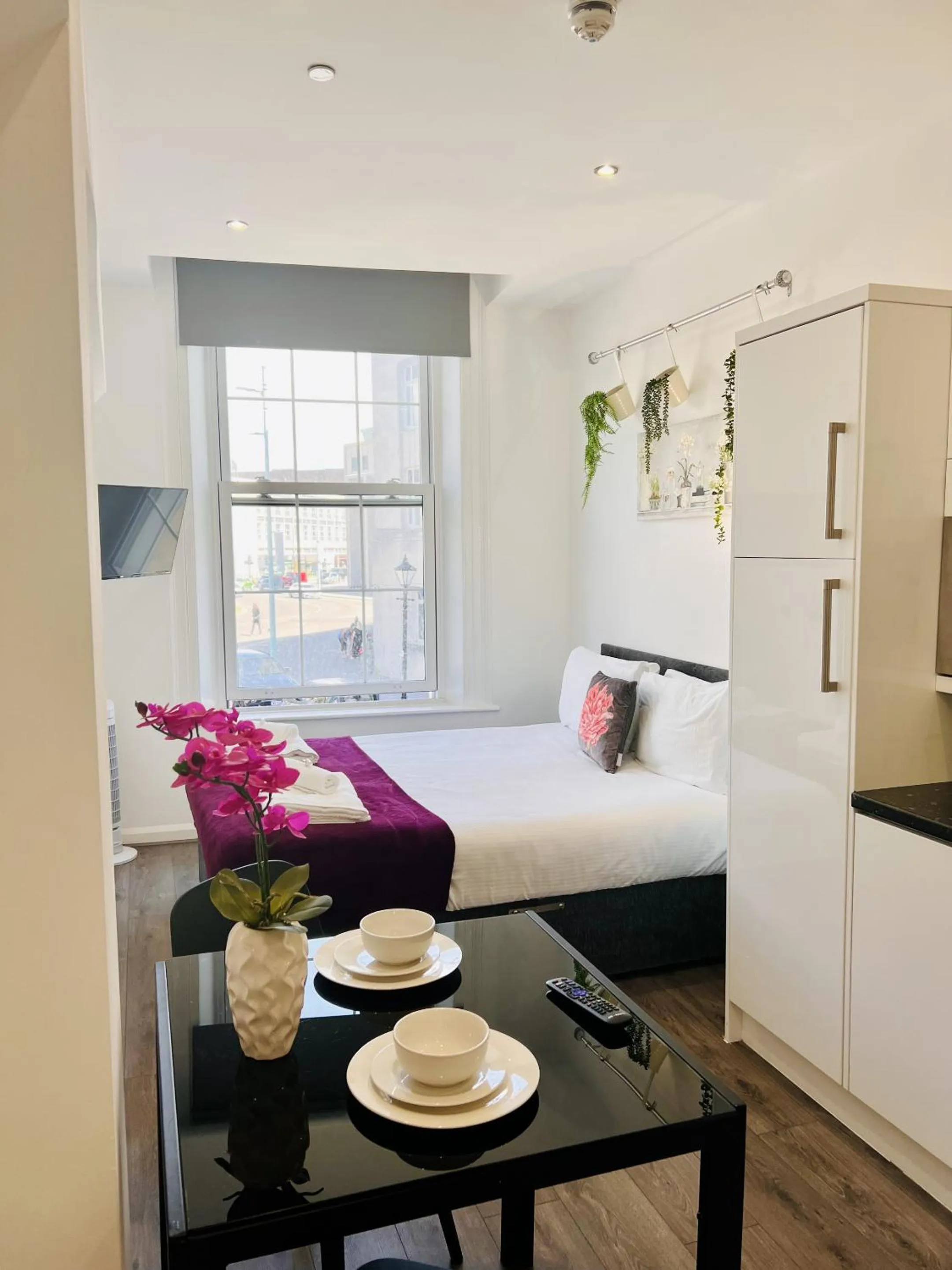 Bedroom, Bed in Fox House Studios, City centre Aparthotel