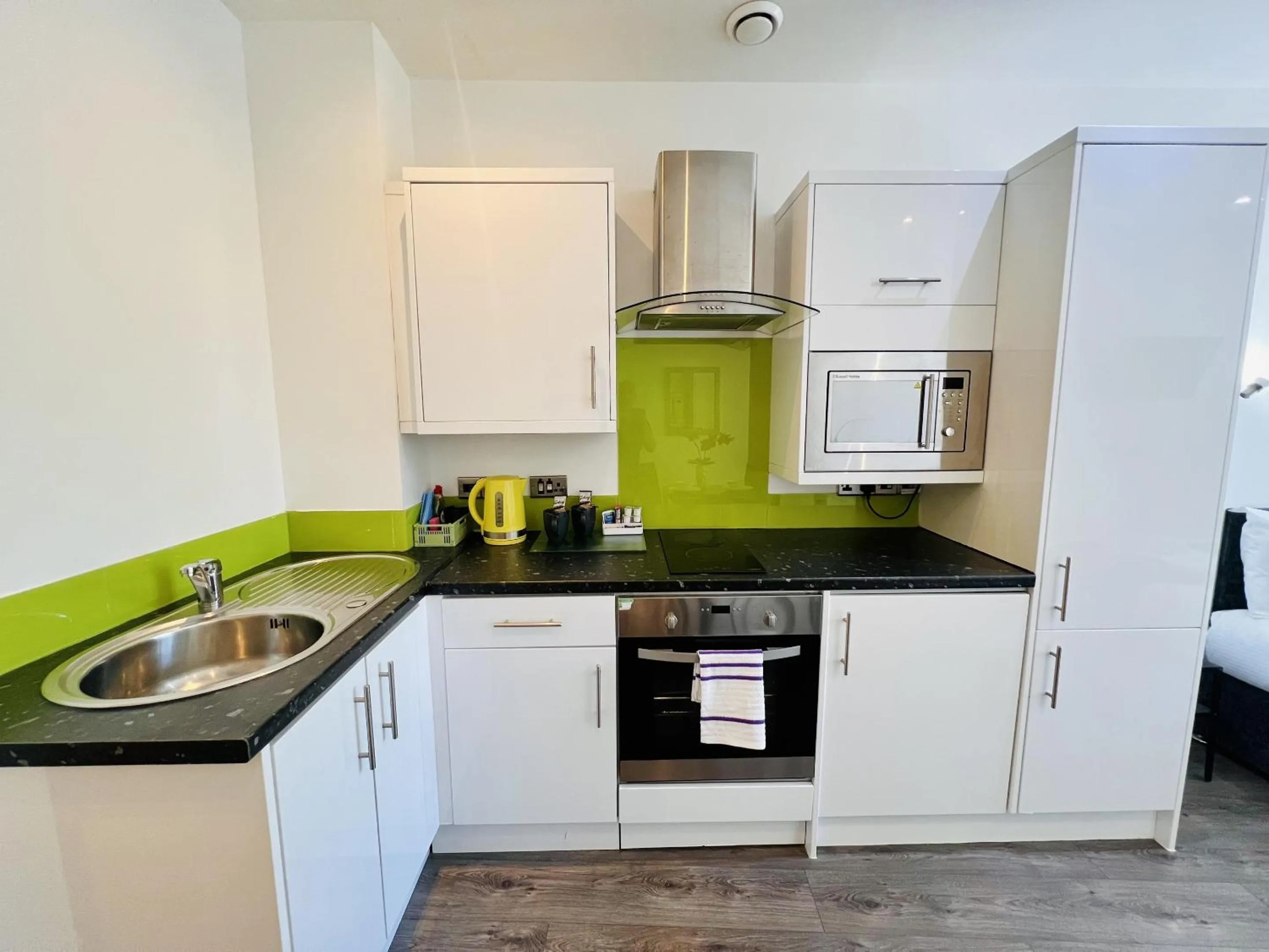 Kitchen or kitchenette in Fox House Studios, City centre Aparthotel