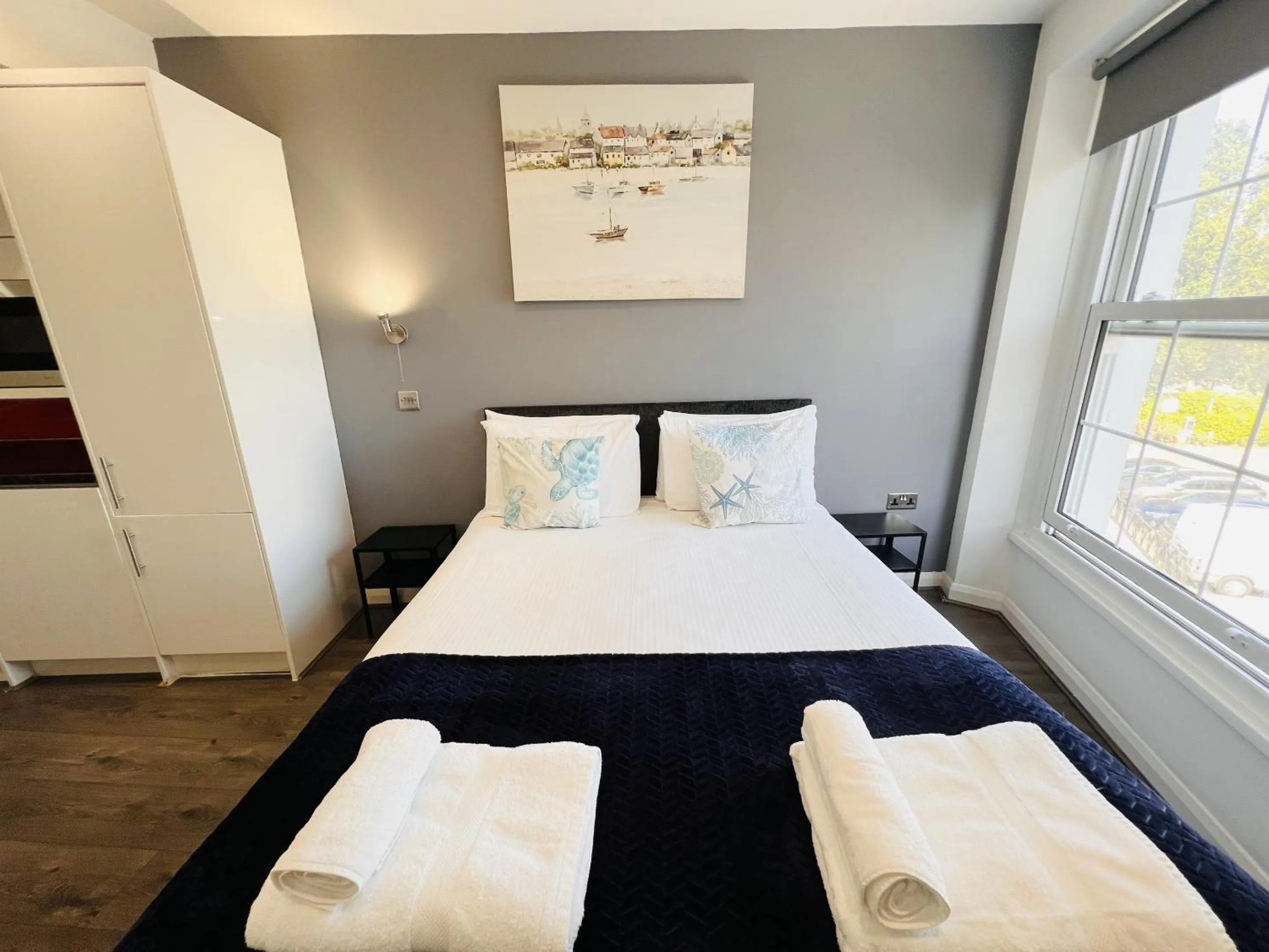 Bathroom, Bed in Fox House Studios, City centre Aparthotel