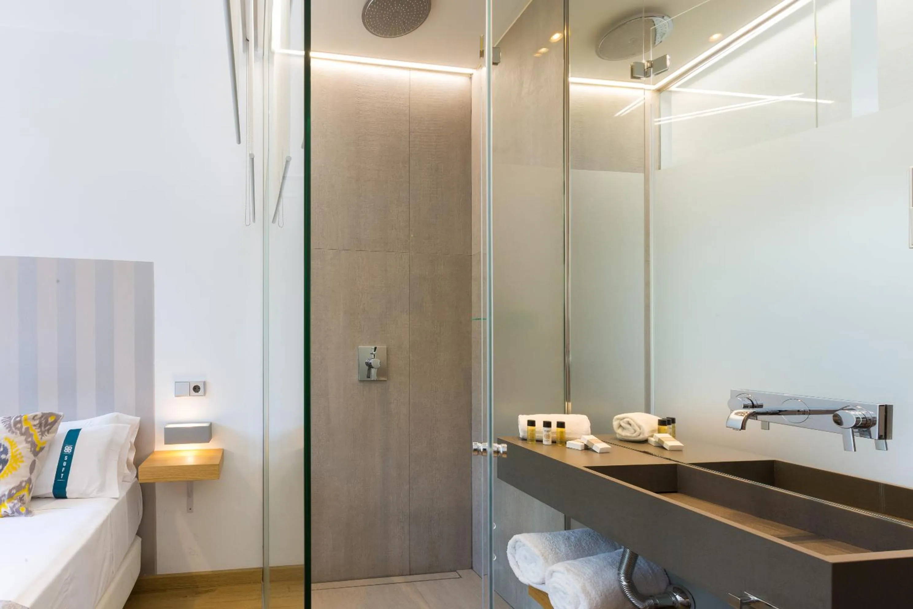 Shower in Cosmopolitan Boutique Rambla