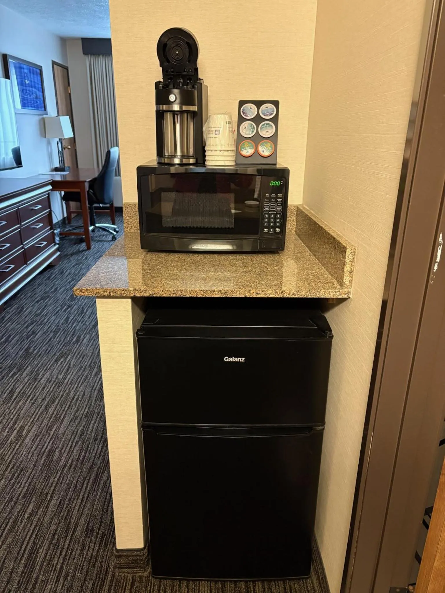 Coffee/tea facilities in Best Western Plus Landmark Inn