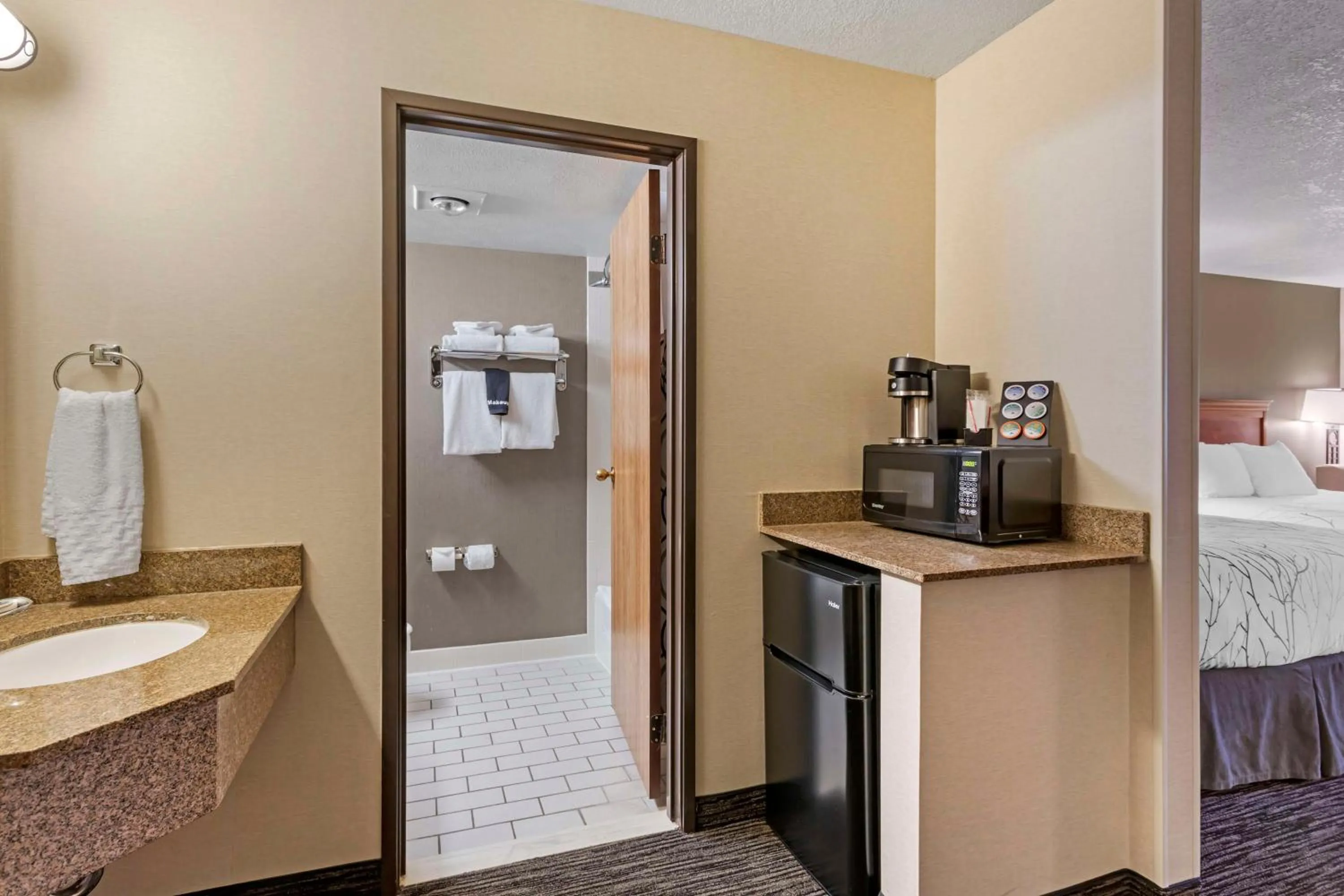 Bathroom, Bed in Best Western Plus Landmark Inn