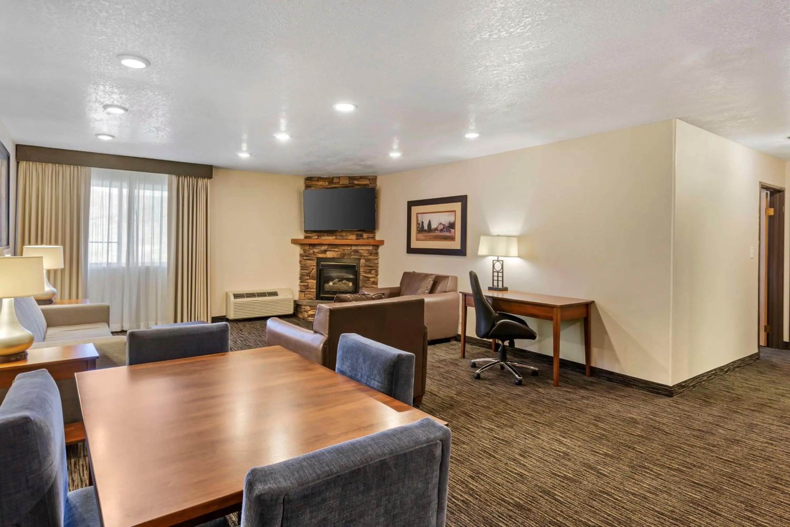 Bedroom in Best Western Plus Landmark Inn
