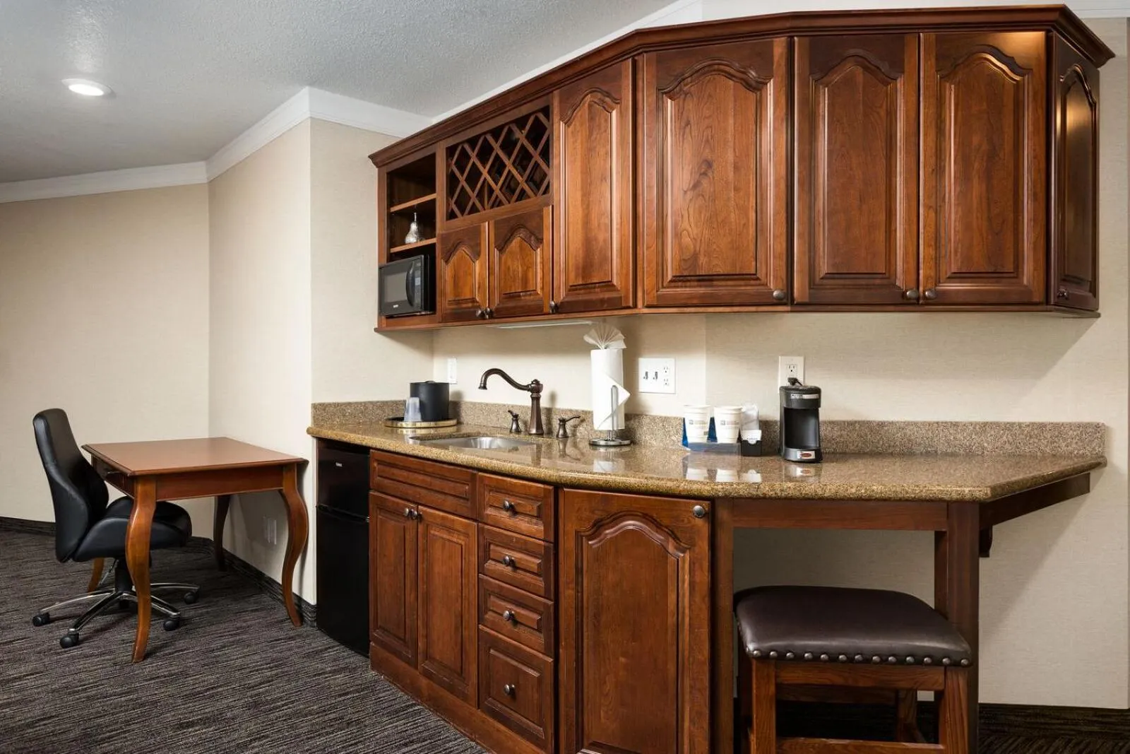 Coffee/tea facilities in Best Western Plus Landmark Inn