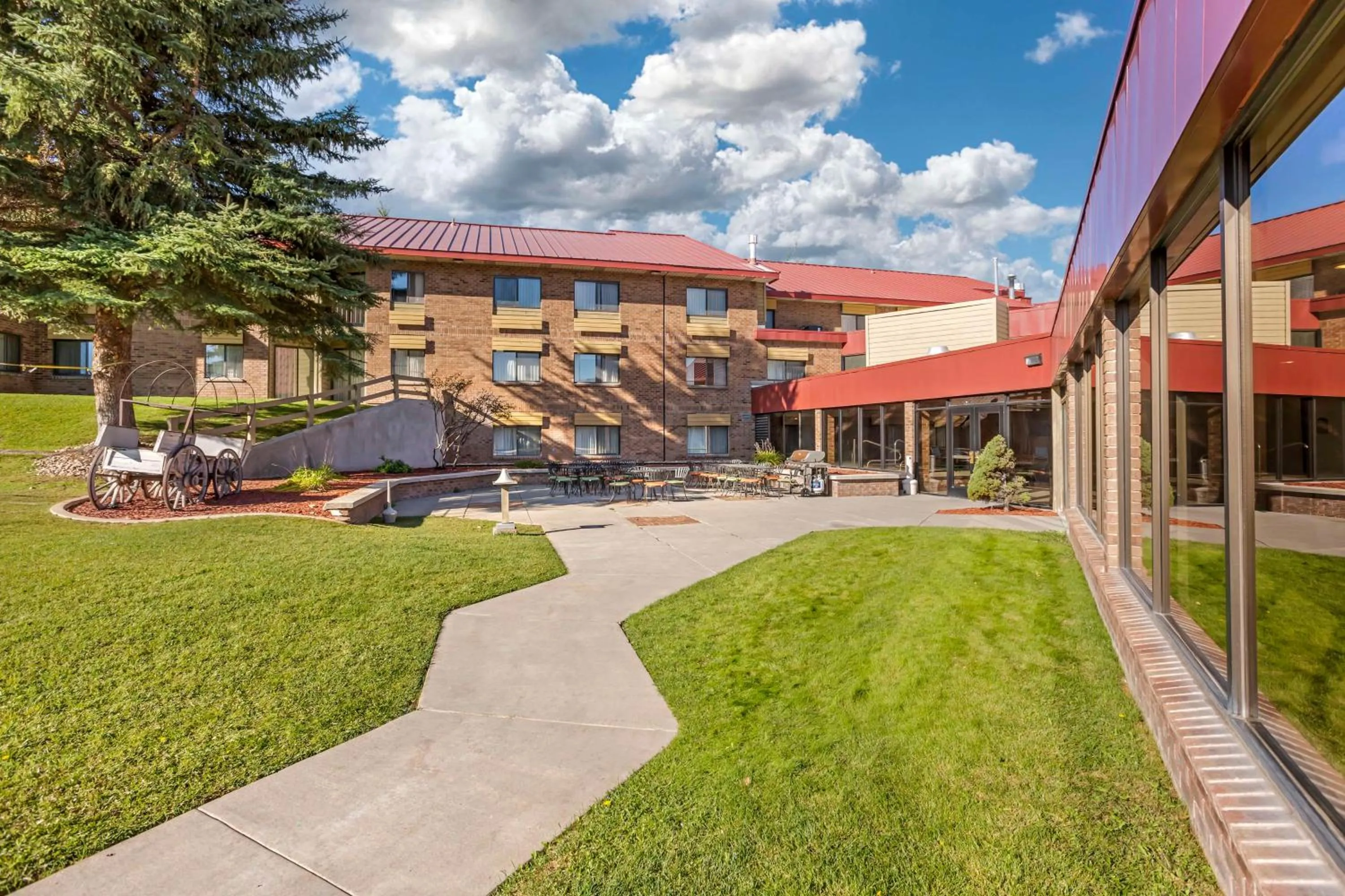 Property building in Best Western Plus Landmark Inn