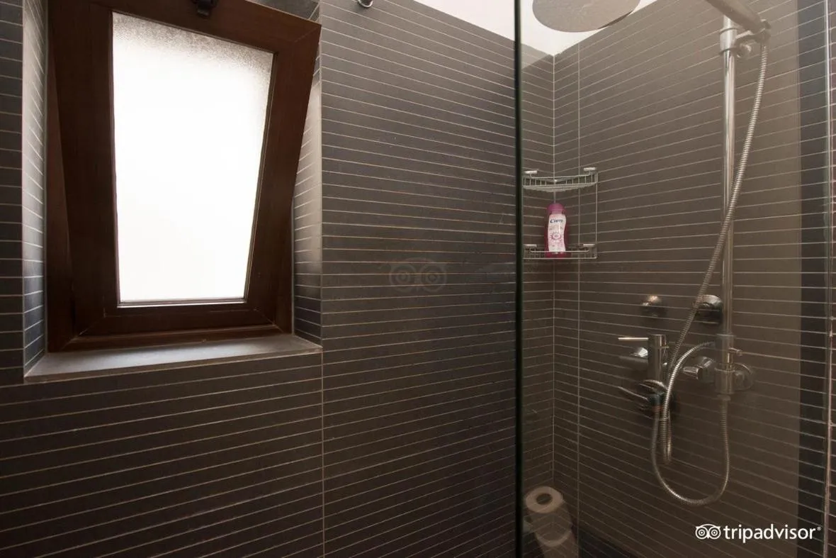 Shower in Palazzo Dei Corsari