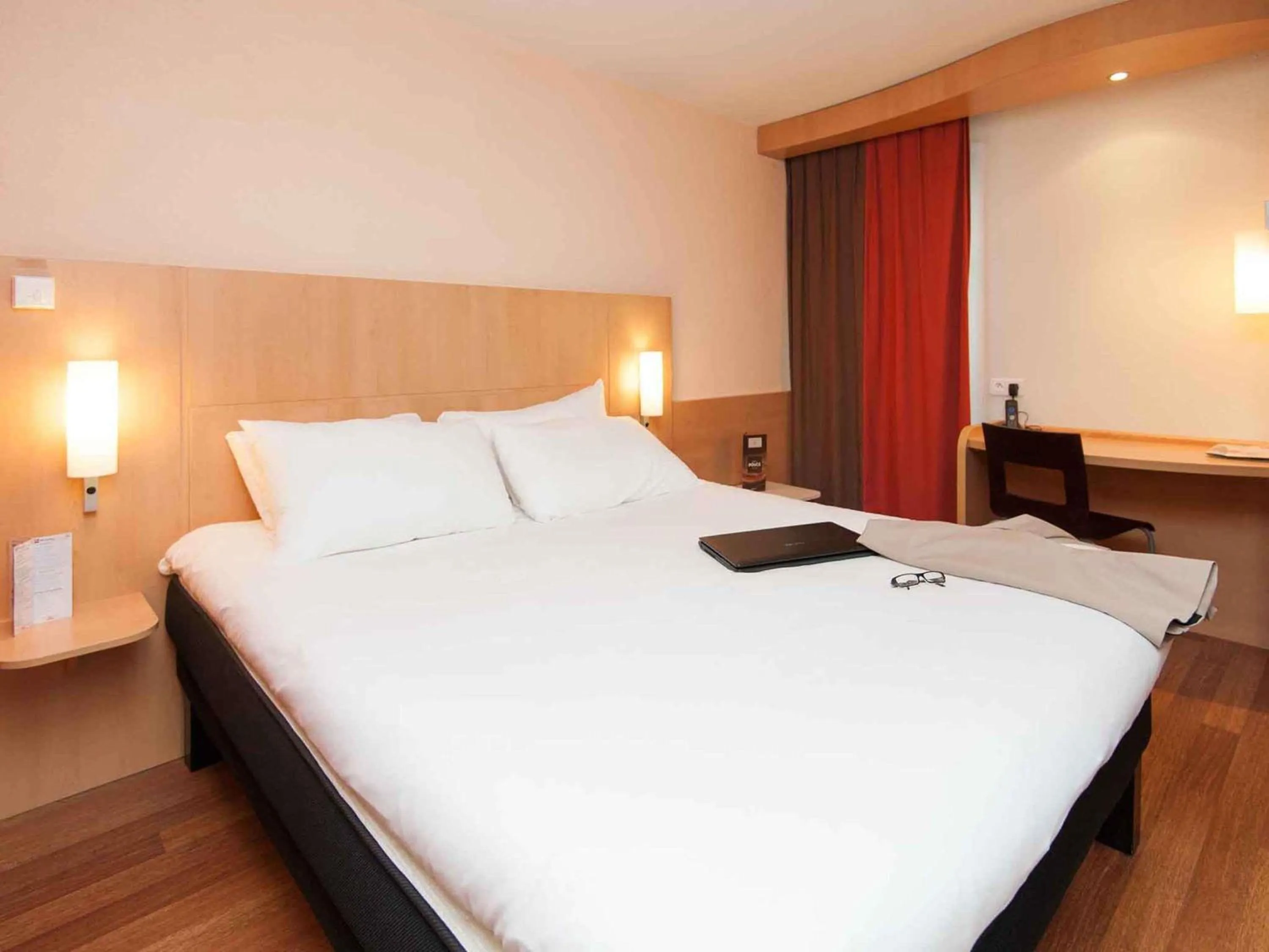 Bedroom, Bed in ibis Avallon