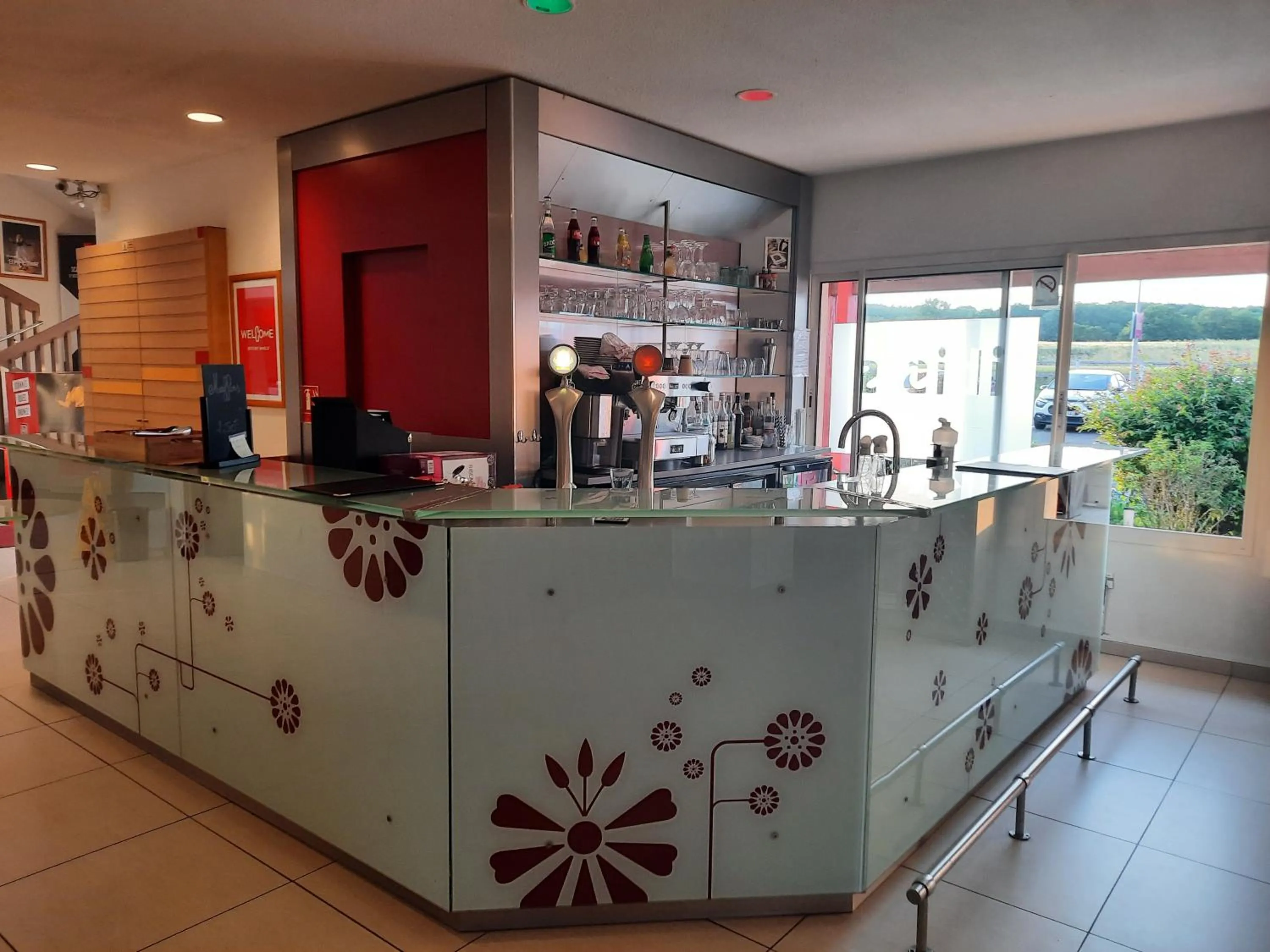 Lounge or bar in ibis Avallon